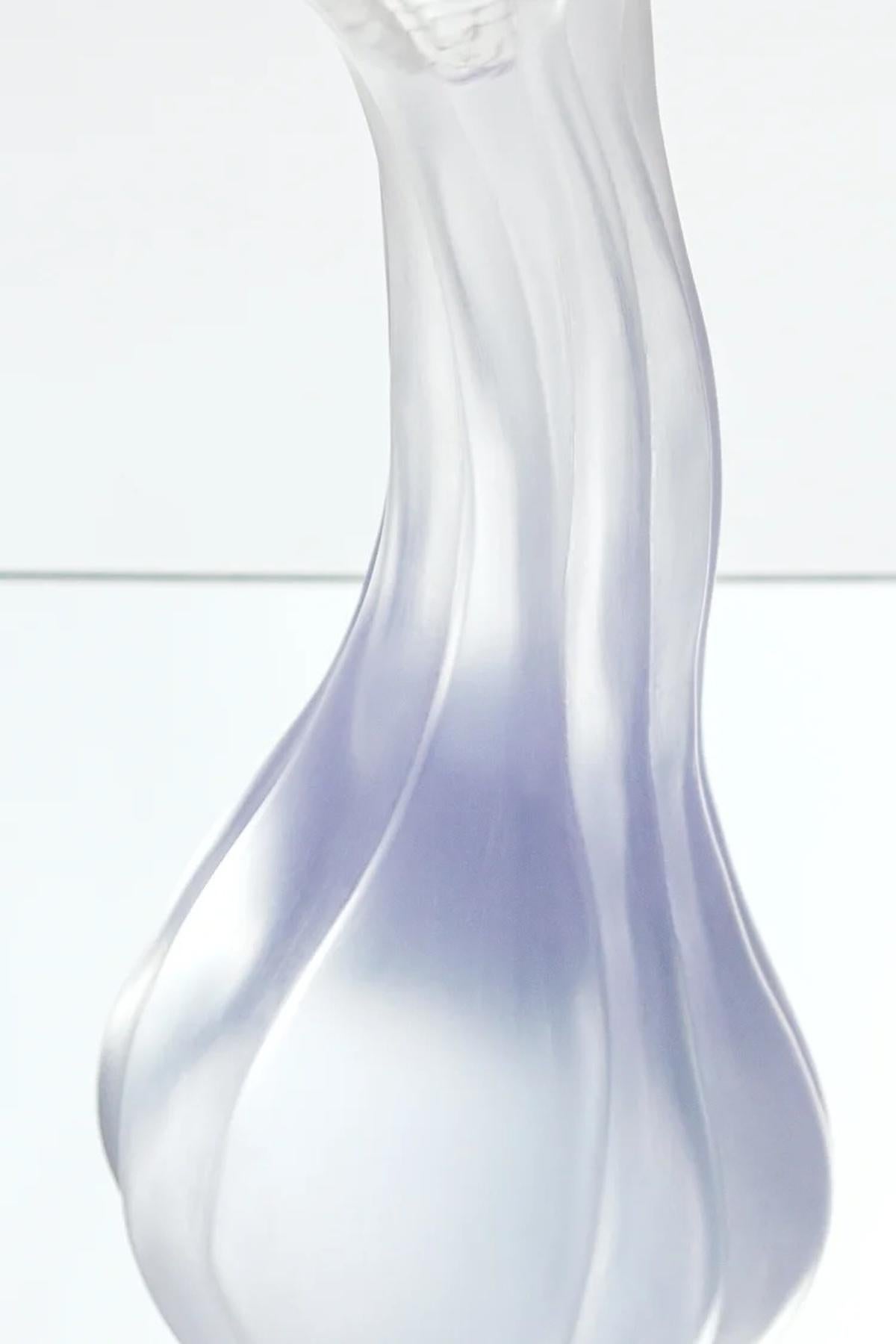 XXI secolo e contemporaneo Modello in scala di fiori selvatici, scultura astratta moderna in resina viola di Karen Atta in vendita