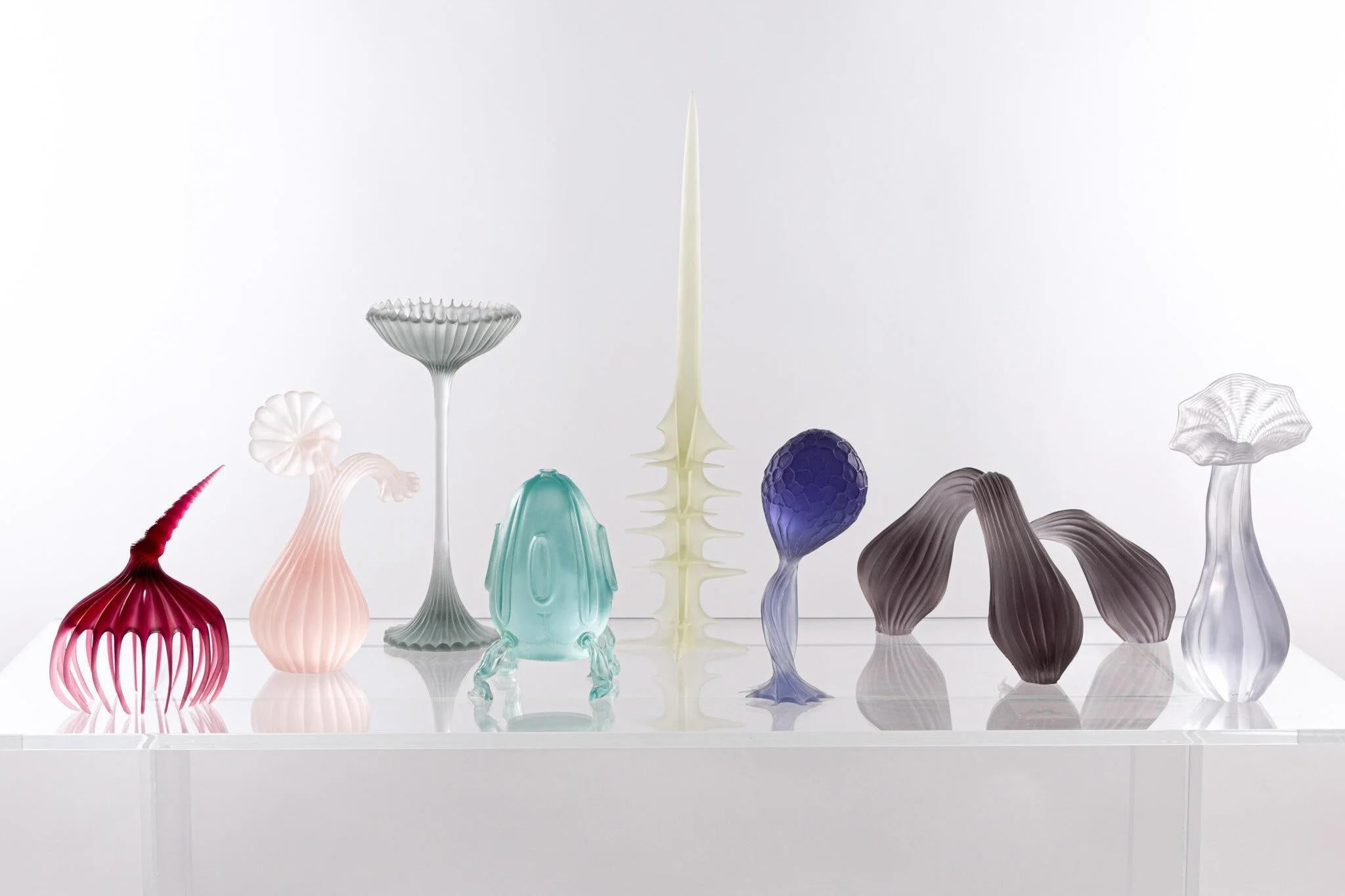 Resina Modello in scala di fiori selvatici, scultura astratta moderna in resina viola di Karen Atta in vendita