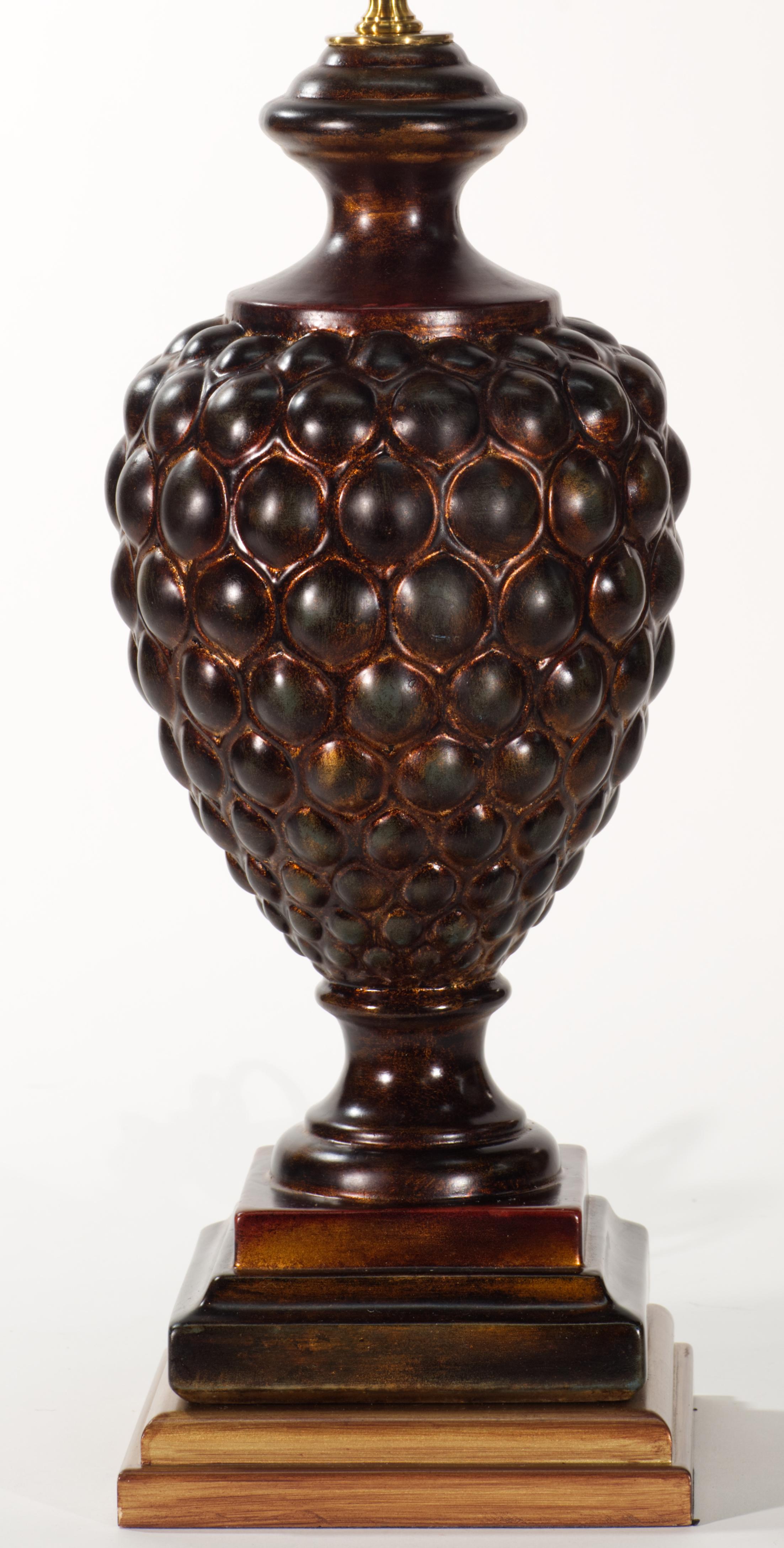  Cette grande lampe de table sculpturale de Wildwood Lamp Company présente une riche glaçure brun chocolat et bronze sur un corps en céramique en forme d'urne très détaillé ; la lampe est montée sur une base carrée en bois de couleur dorée. La