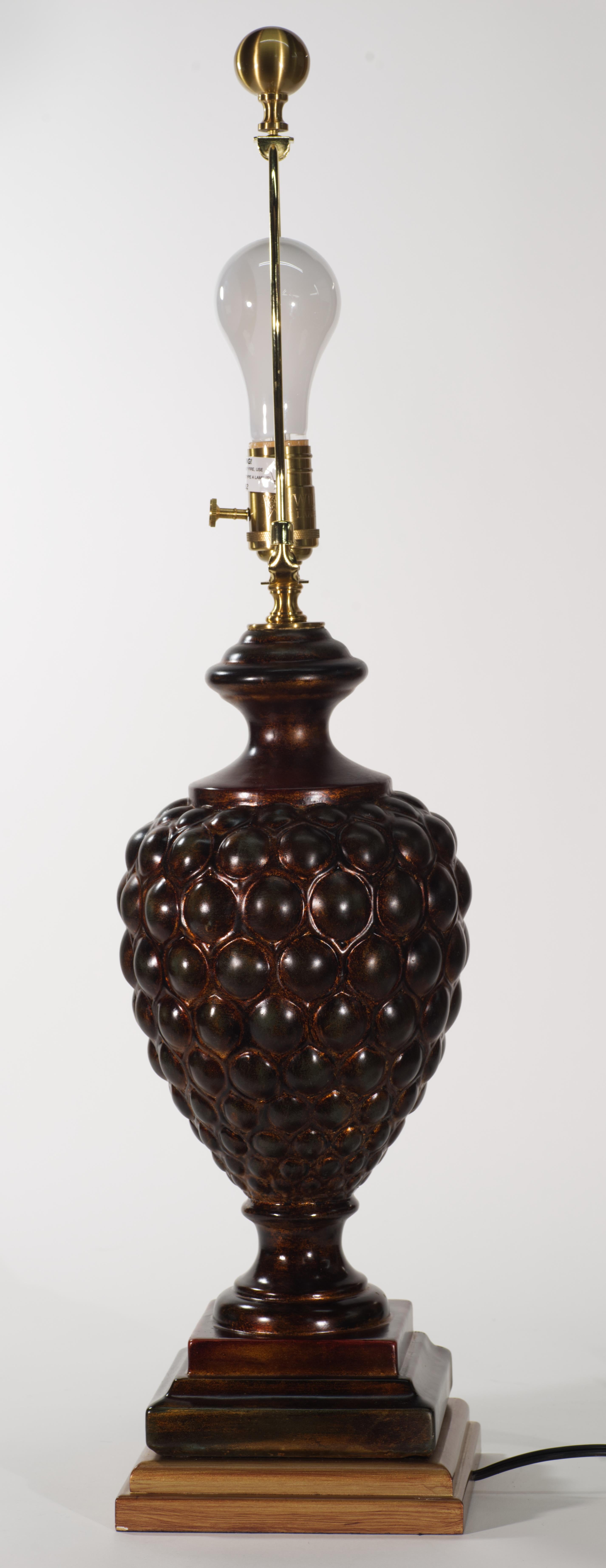 Américain Wildwood Lamps, lampe de table en forme d'urne sculpturale en céramique d'époque en vente
