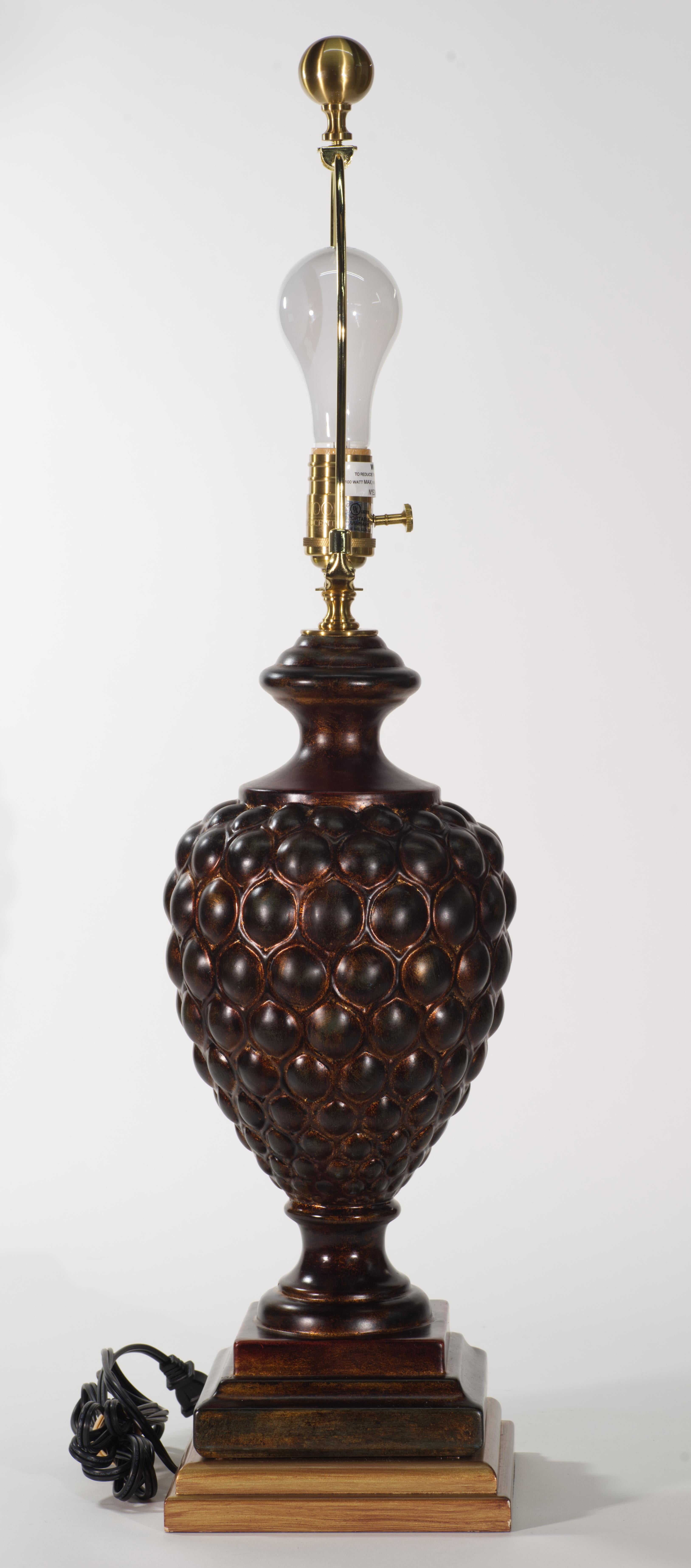 Wildwood Lamps, lampe de table en forme d'urne sculpturale en céramique d'époque Bon état - En vente à Clifton Springs, NY