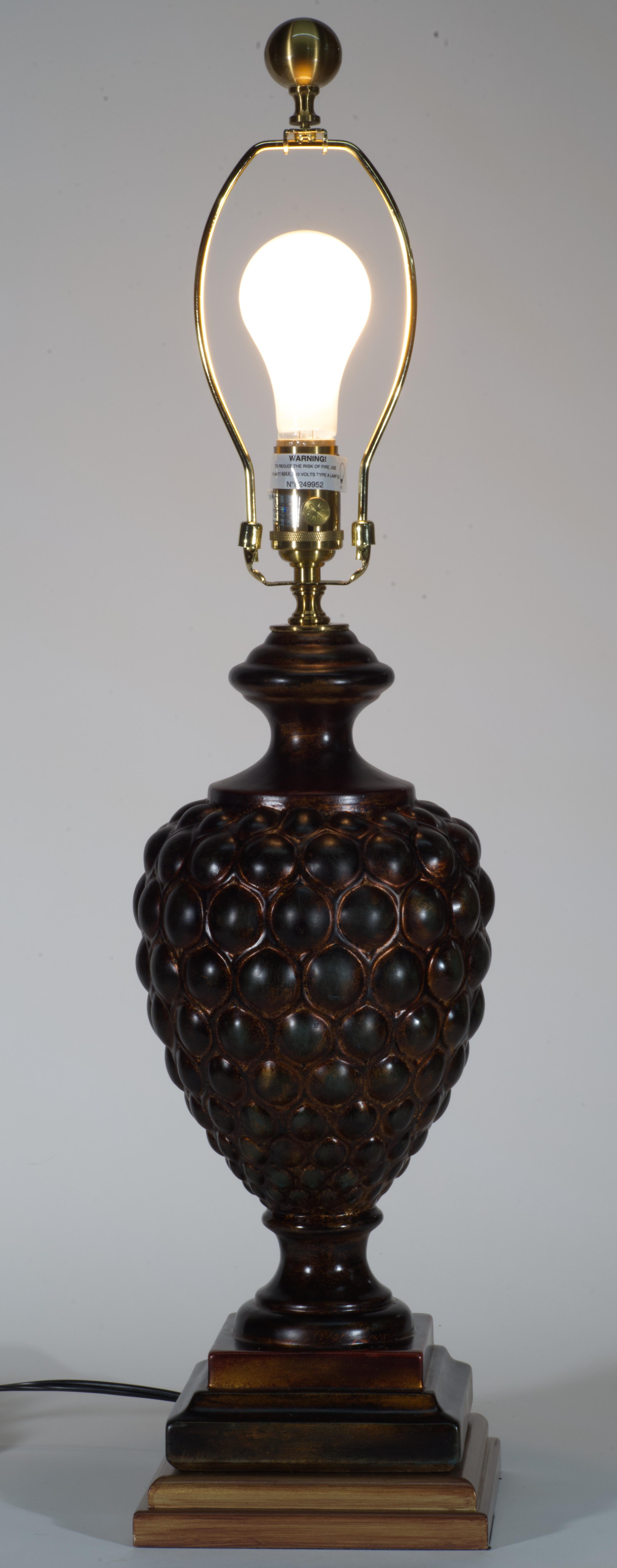 20ième siècle Wildwood Lamps, lampe de table en forme d'urne sculpturale en céramique d'époque en vente