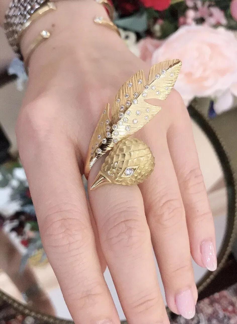 Wilfredo Rosado Bird and Feather Ring with Diamonds in 18k Yellow Gold

Bird and Feather Ring with Diamonds features a Bird Head with a Matte Finish, one Round Brilliant Diamond Eye, and Feather texture that wraps into a Diamond-studded Feather of