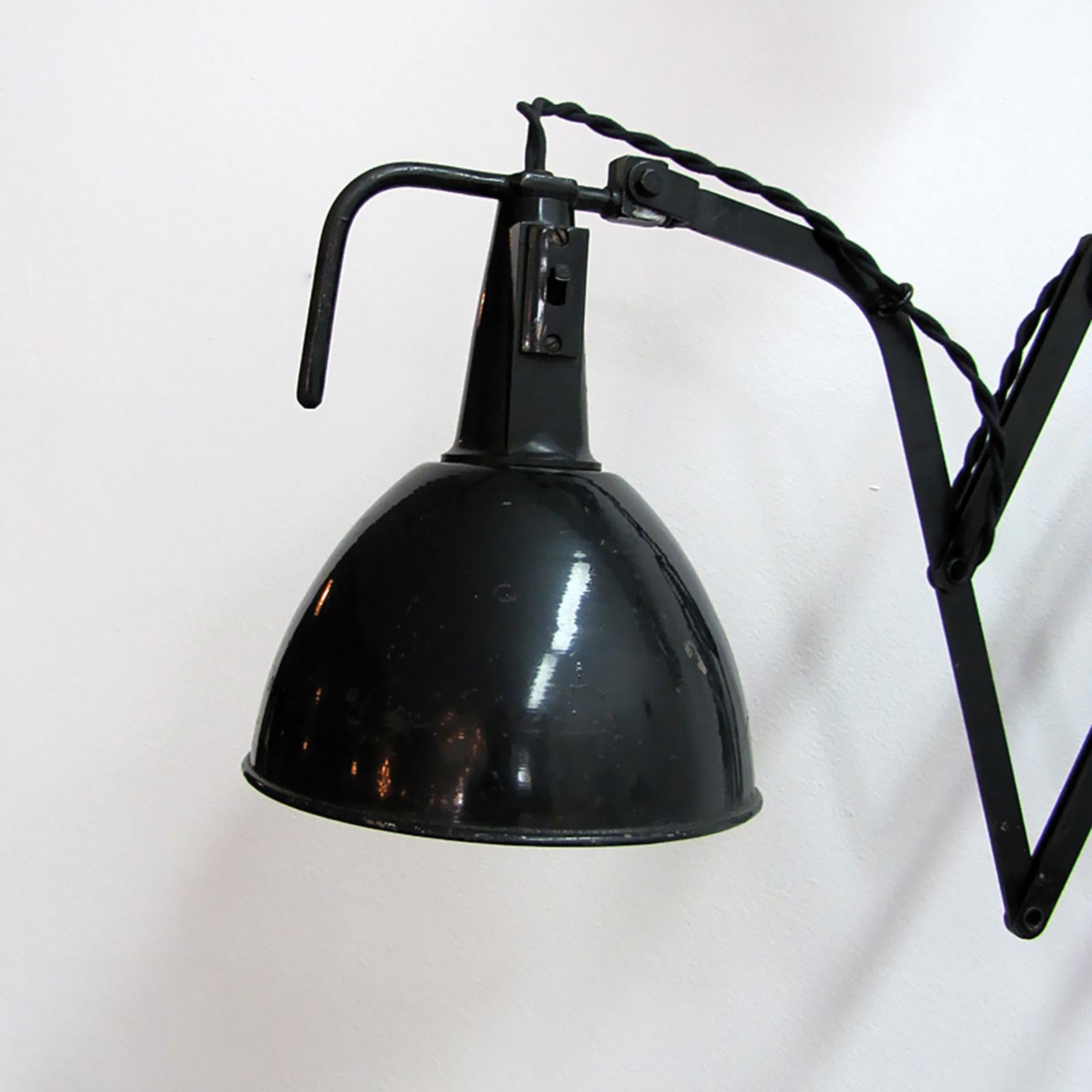 Émaillé Lampe murale à ciseaux Wilhelm Bader, 1930 en vente