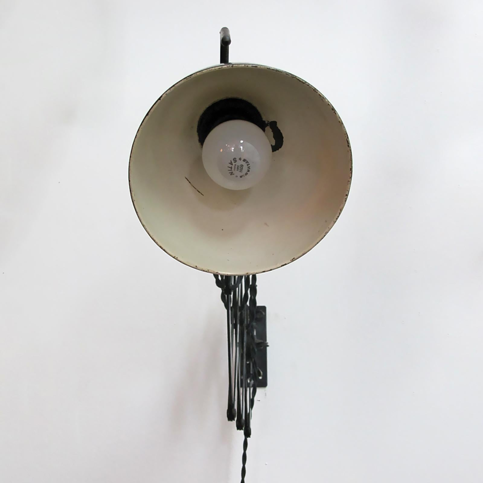 Lampe murale à ciseaux Wilhelm Bader, 1930 Bon état - En vente à Los Angeles, CA