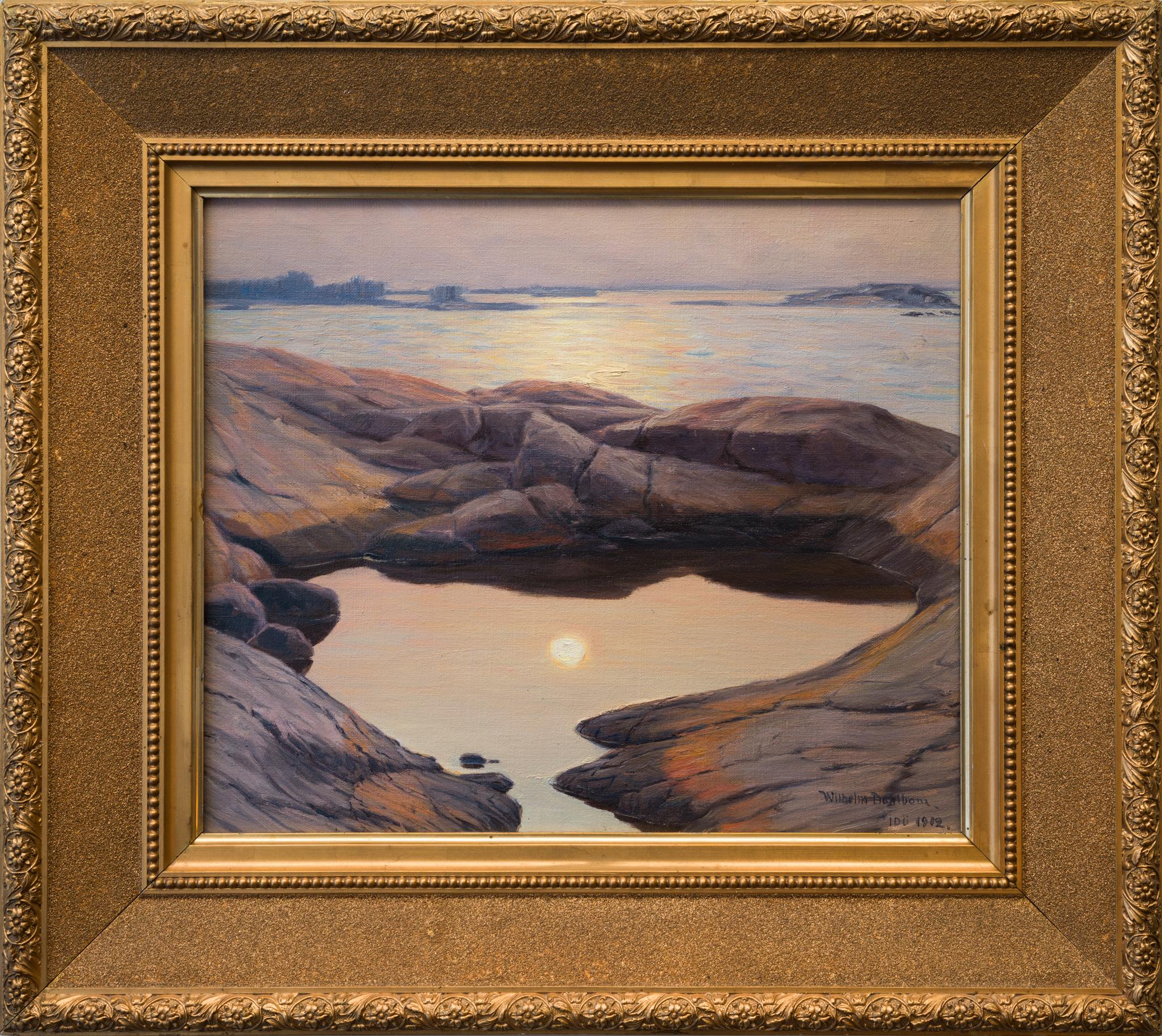 Nous avons le plaisir de présenter cette œuvre exquise de l'artiste suédois Wilhelm Dahlbom, intitulée "Clair de lune, Idö, 1912". Cette œuvre capture le reflet serein du clair de lune sur l'eau, la scène se déroulant sur un rivage accidenté où la