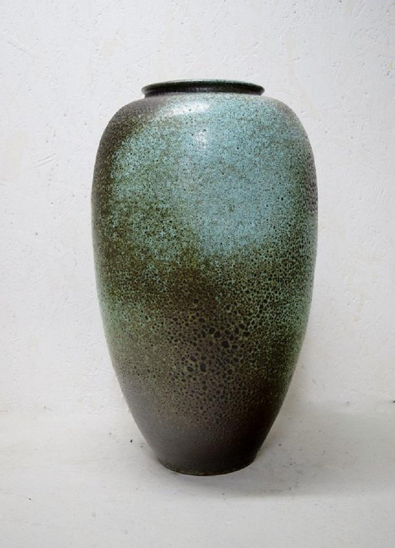 Wilhelm & Elly Kuch, Germany. Colossal floor vase in glazed ceramics. 
Beautiful glaze in turquoise and dark shades. 1960s.
Measures: 69 x 40 cm.
In excellent condition.
Stamped.