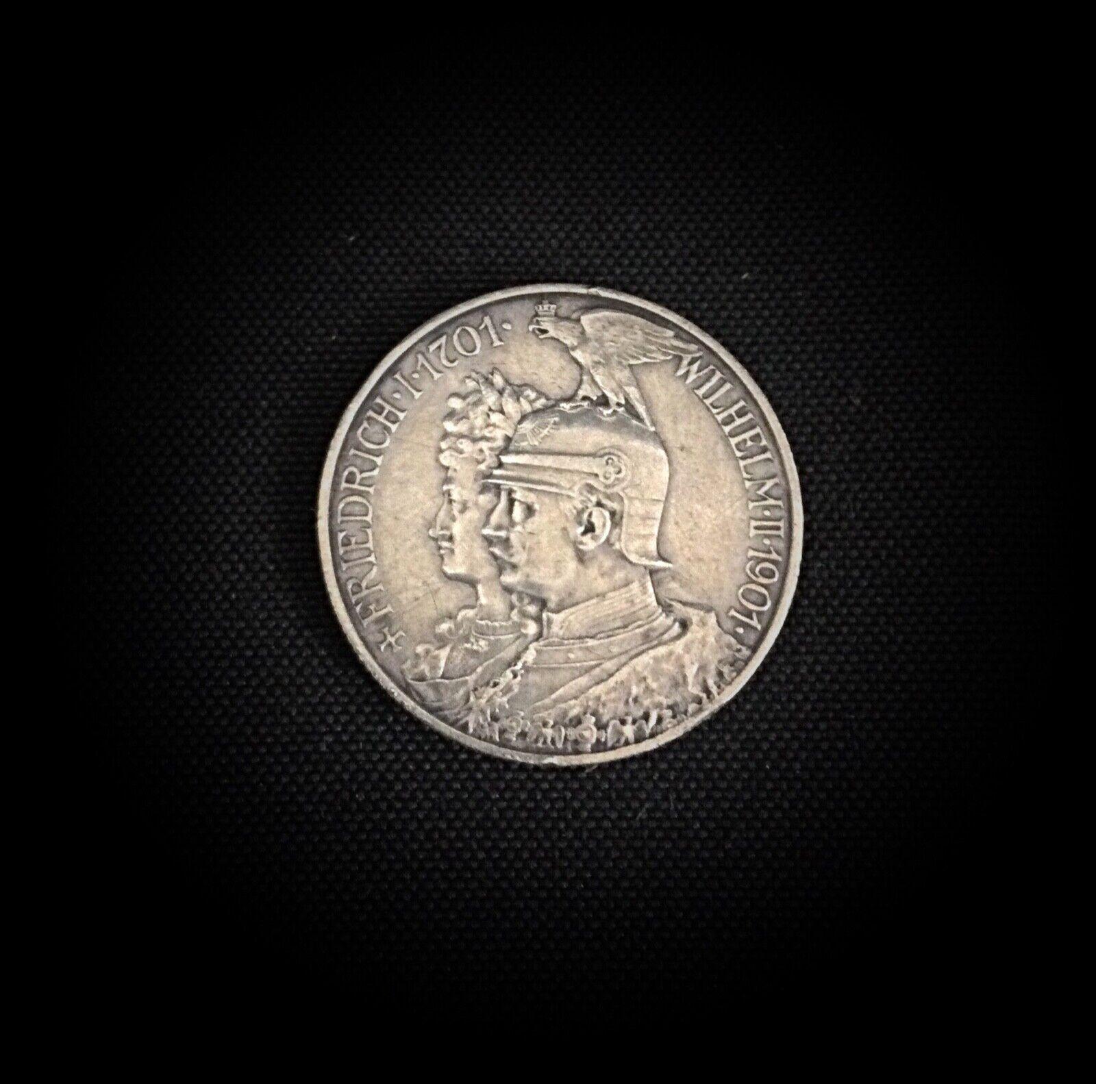 Cette pièce remarquable de l'histoire numismatique est une pièce de Wilhelm II Zwei Mark de l'Empire allemand, frappée en 1901. En excellent état, cette pièce est un ajout exquis à toute collection, représentant une époque importante de l'histoire