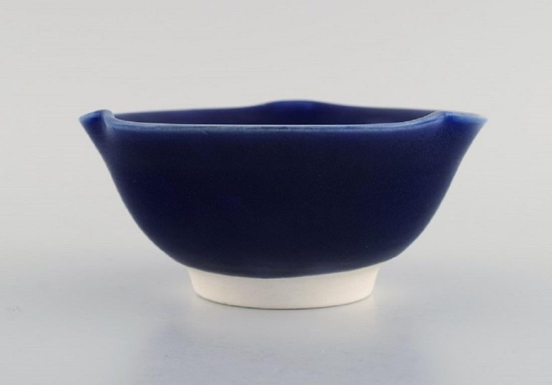 Wilhelm Kåge (1889-1960) for Farsta. Unique bowl in glazed ceramics. 
Beautiful glaze in shades of blue, 1930s.
Measures: 15.5 x 7 cm.
Stamped.
In excellent condition.