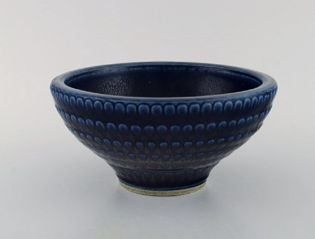 Wilhelm Kåge (1889-1960) for Gustavsberg. Large bowl in glazed stoneware. 
Beautiful glaze in blue / brown shades. Mid-20th century.
Measures: 21 x 10 cm.
Stamped. Gustavsberg Kåge Verkstad.
In excellent condition.