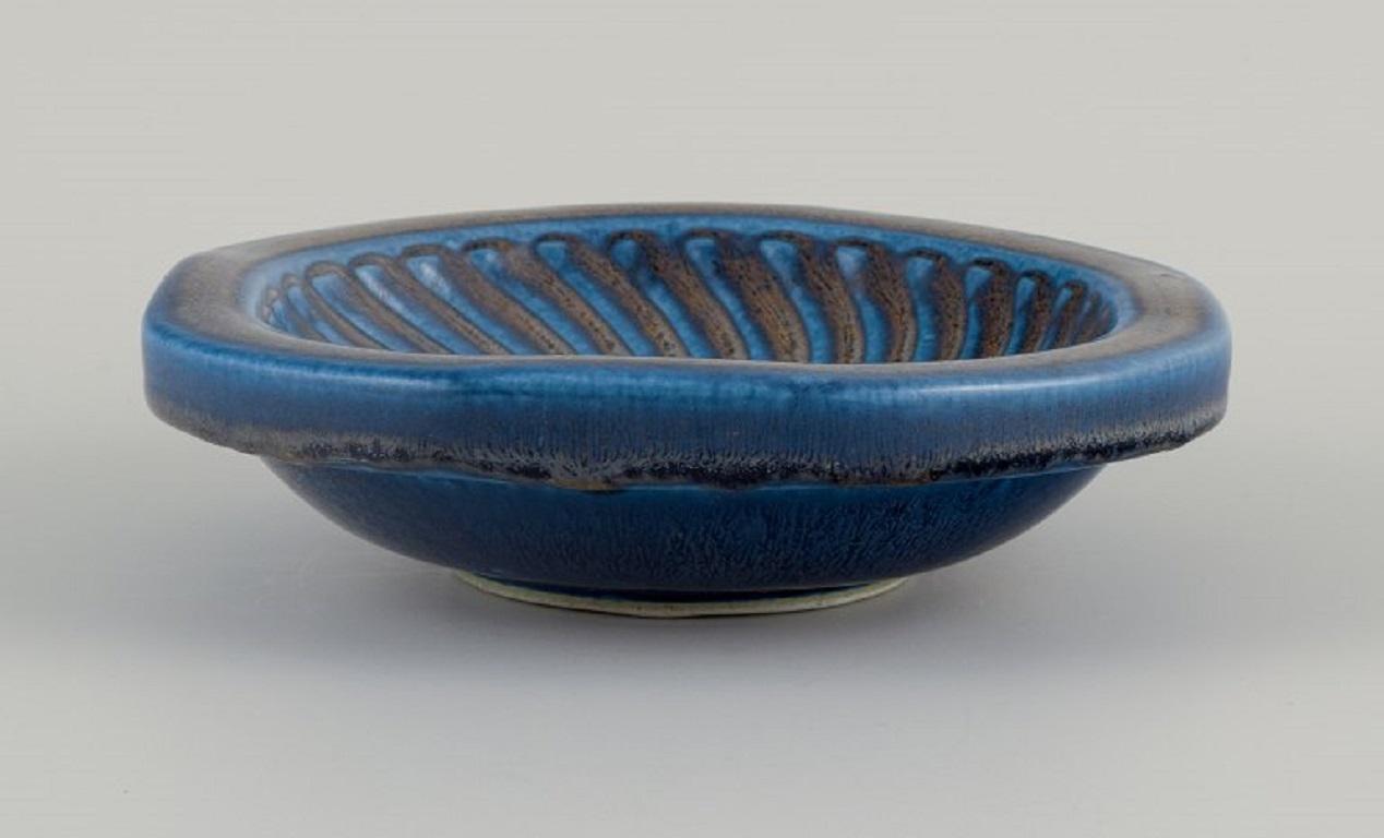 Wilhelm Kåge (1889-1960), Kåge Verkstad Gustavsberg.
Hand-glazed ceramic bowl with blue glaze.
circa. 1960s.
Marked.
In great condition.
Dimensions: D 17.6 x H 5.0 cm.