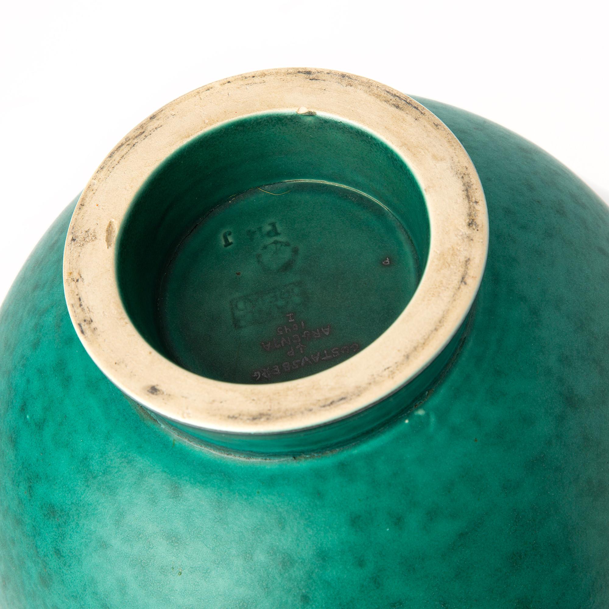 Wilhelm Kage “Argenta ”vase 1045 glazed stoneware silver made by Gustavsberg in Sweden around 1950.
Good condition

Beautiful stoneware “Argenta” vase by Wilhelm Kåge in a sphere form with a brim. Decorated with a Dragon,chasing birds. Lovely