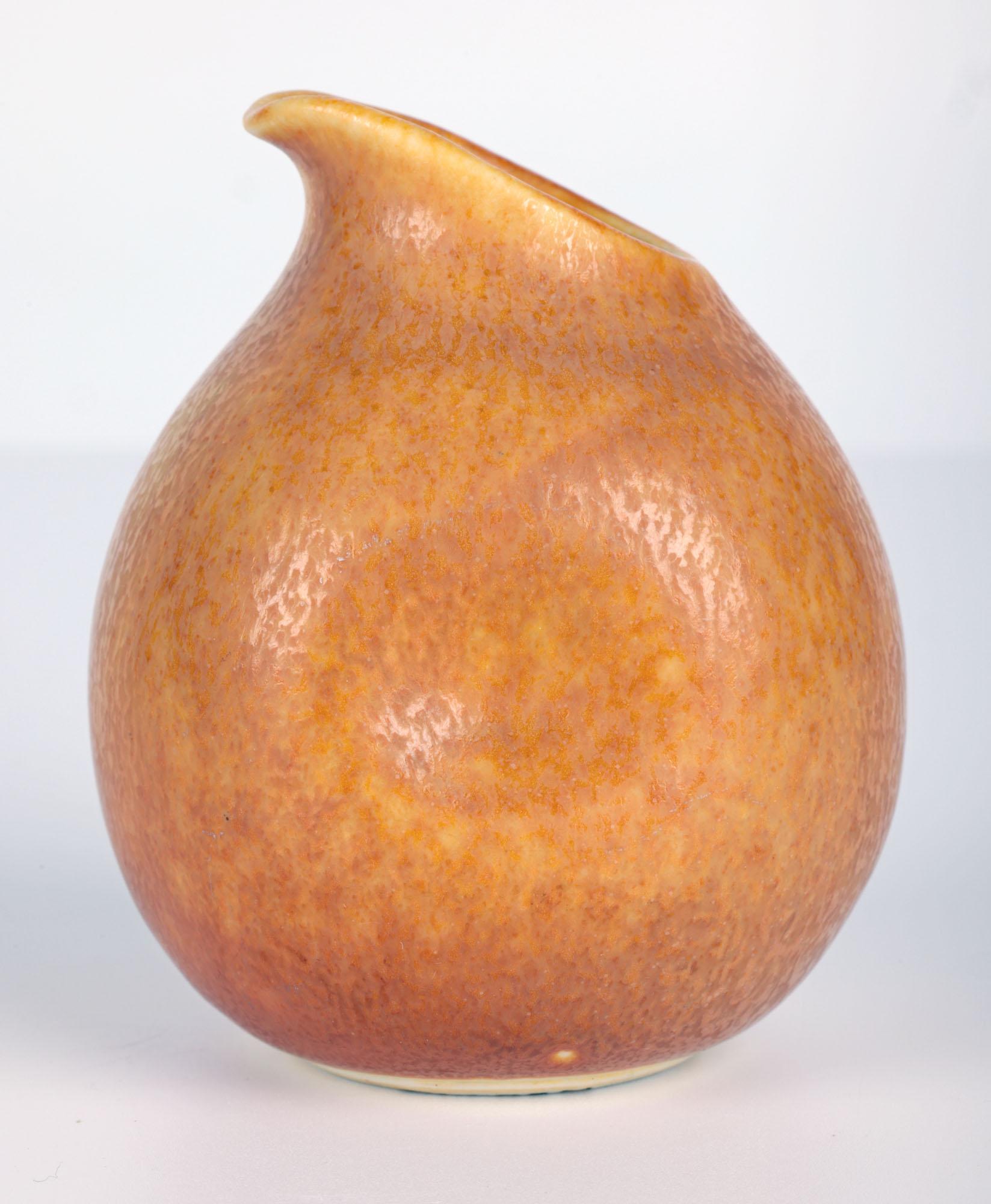 Wilhelm Kåge Art déco Gustavsberg Orange Haresfur Studio Pottery Jug en vente 3
