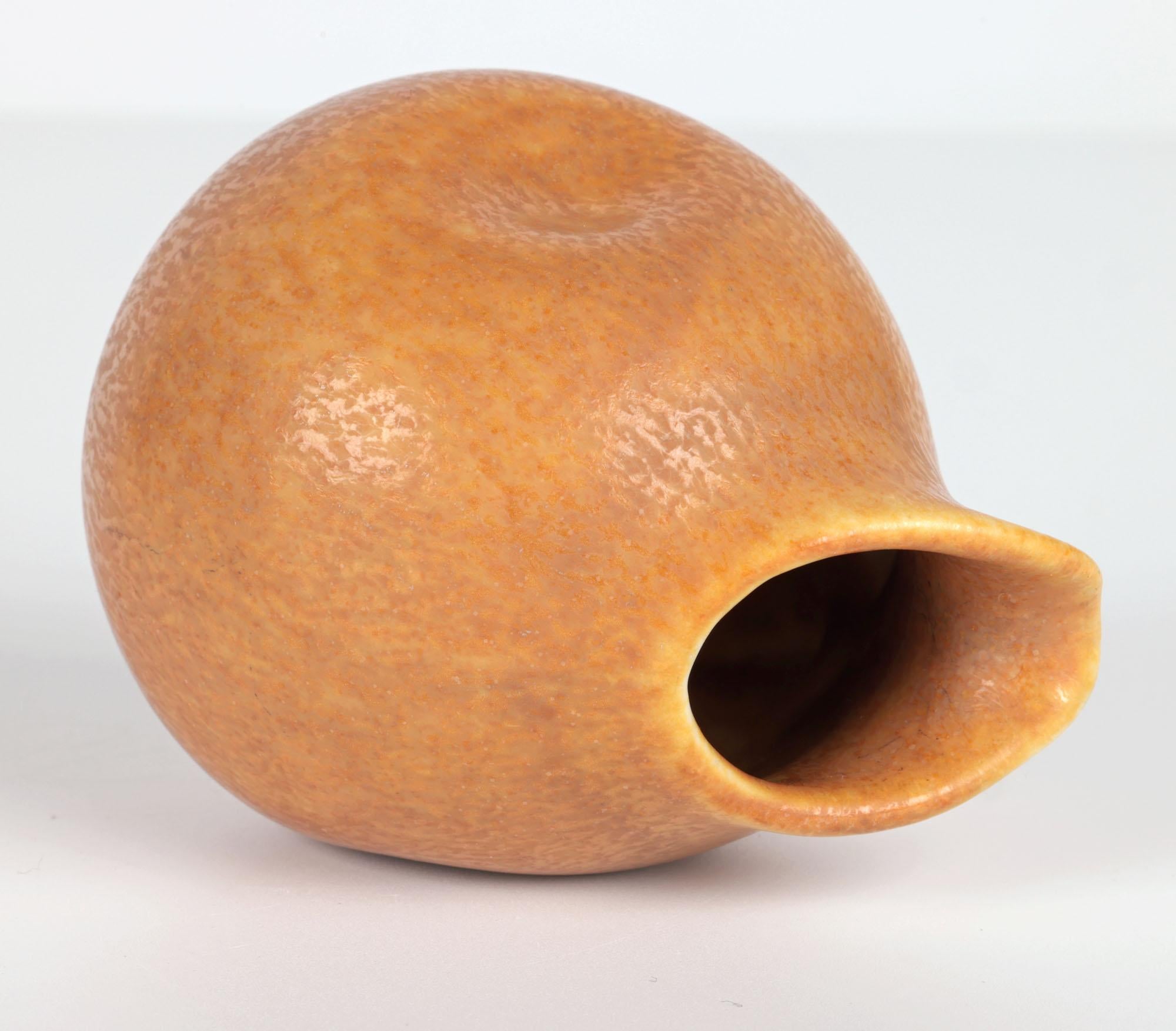 Milieu du XXe siècle Wilhelm Kåge Art déco Gustavsberg Orange Haresfur Studio Pottery Jug en vente