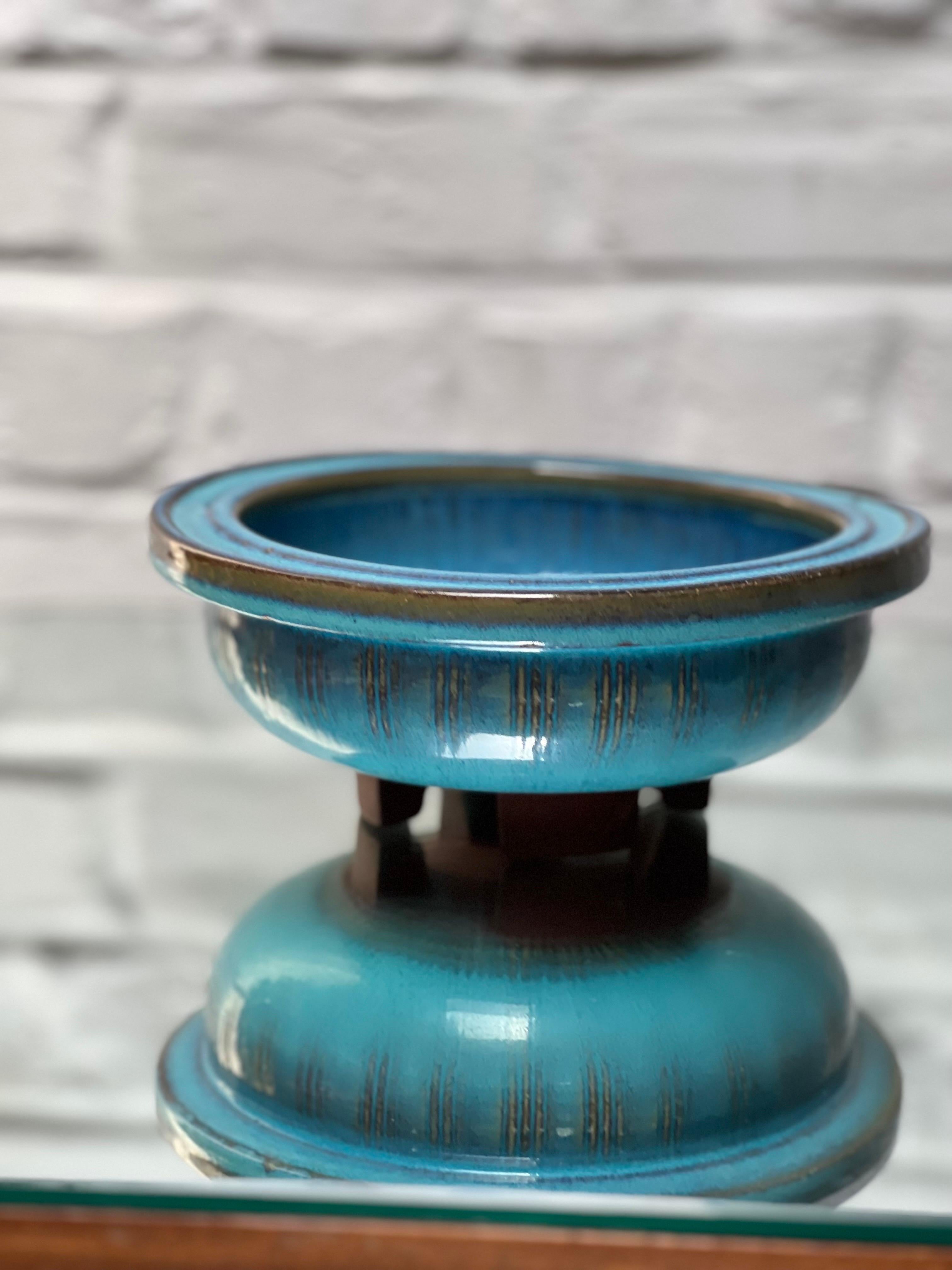 Schale mit kräftiger blauer Glasur des Keramikmeisters Wilhelm Kage, der 30 Jahre an seinem Farsta-Projekt gearbeitet hat. Dies ist eine seiner einzigartigen Kreationen. Schale auf 4 kleinen Füßen. Inspiriert von der traditionellen japanischen