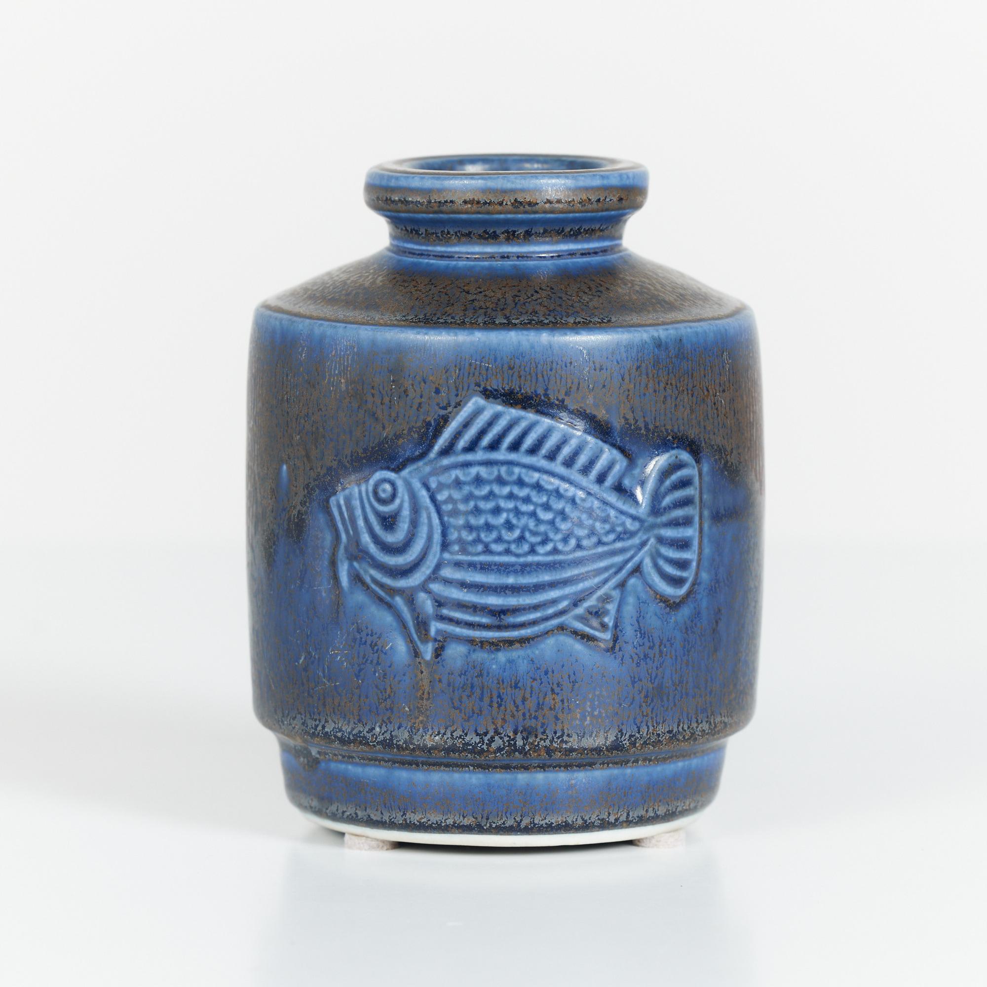 Blue glazed vessel by Wilhelm Kåge for Gustavsberg Studio c.1950s, Sweden. This vessel features a spout mouth opening and all over blue glaze and fish motif.

Impressed KAPA KAGE VERKSTAD - Sweden - Gustavsberg

Dimensions
3.5” diameter x 5”