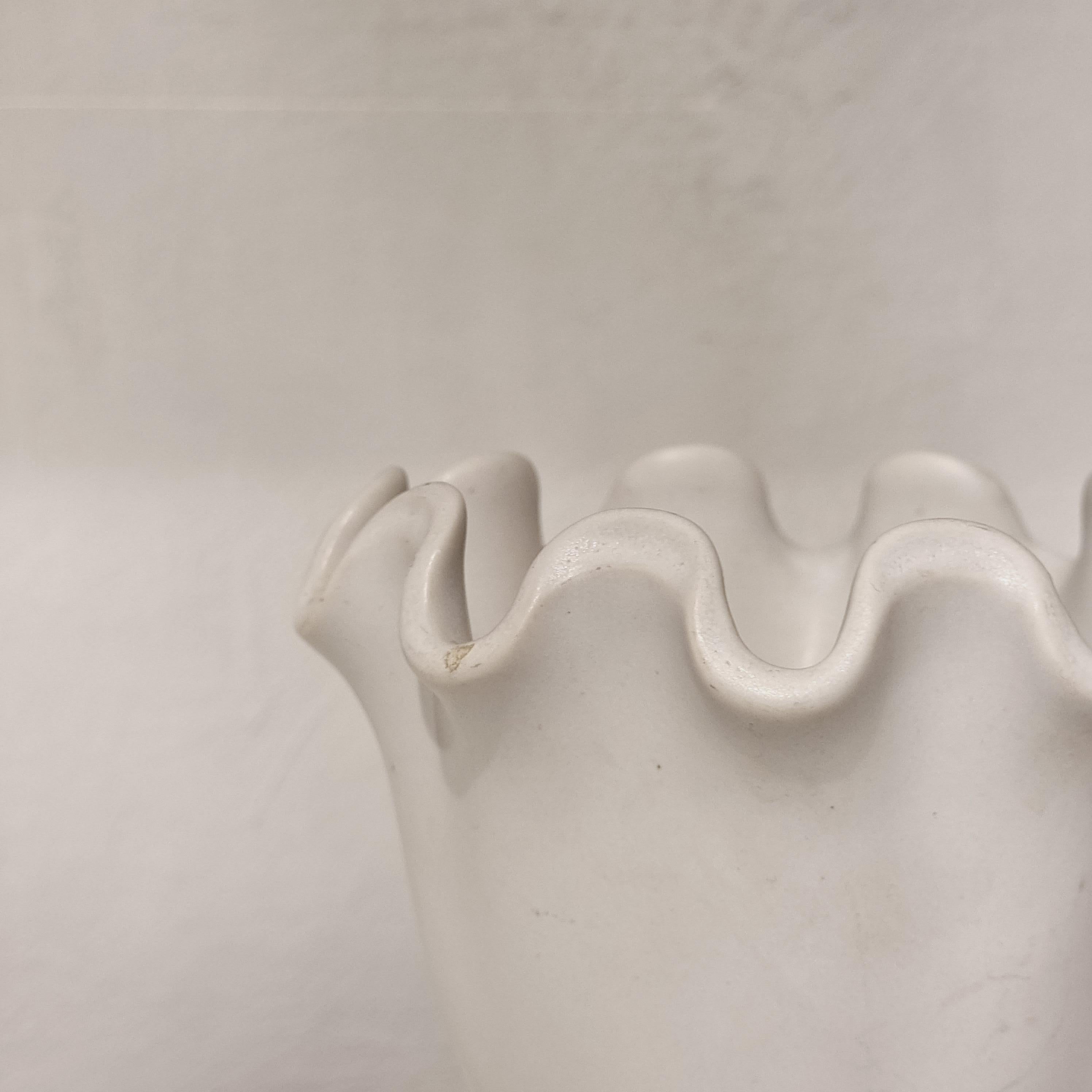 Vase en céramique, haut  avec un beau modèle de forme ondulée 