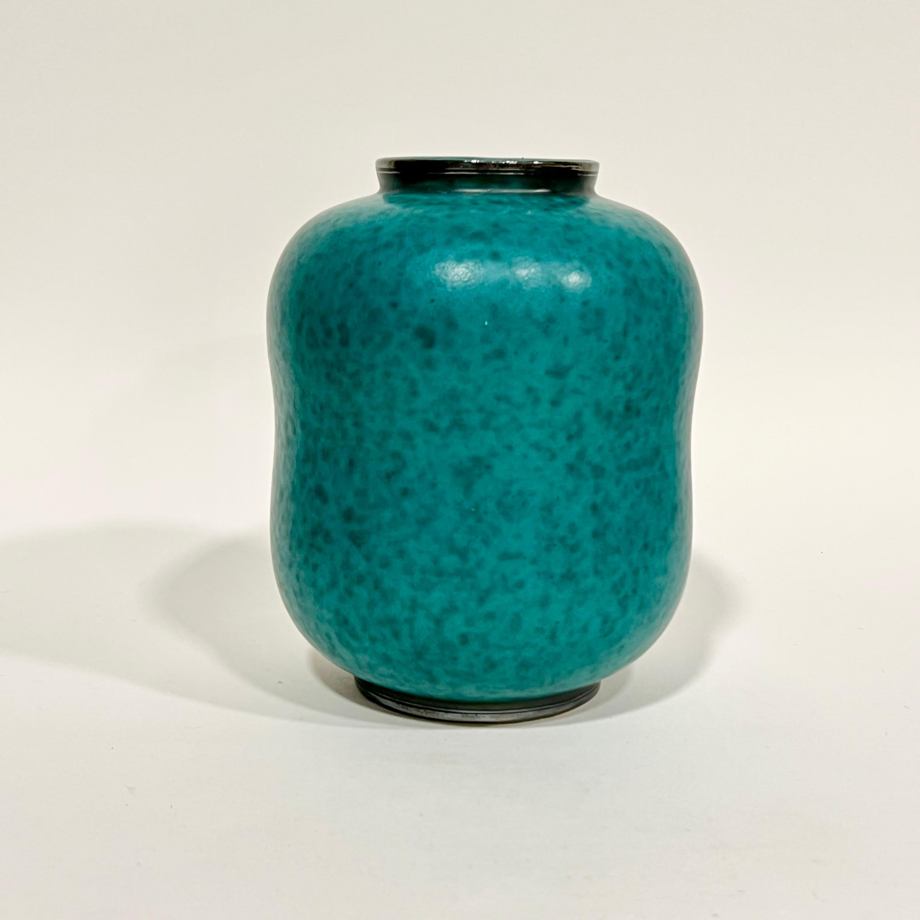 Milieu du XXe siècle Wilhelm Kåge Vase à sirène en argent vers 1930 Suède en vente