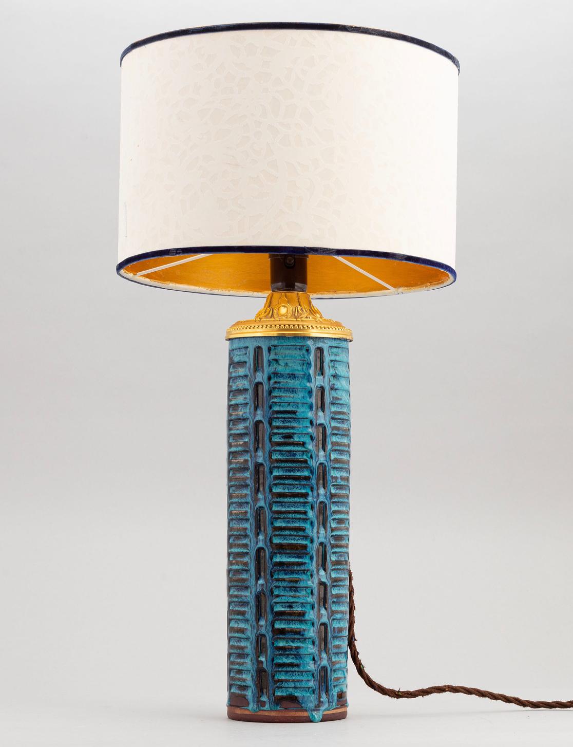 Eine Vase, jetzt eine Tischlampe. Große und seltene glasierte Steinzeugvase von Wilhelm Kåge (1889-1960) für Farsta / Gustavsberg Studiohand, umfunktioniert zur Tischlampe. Schweden, um 1950. 
Die Lampenschale ist abnehmbar. Strukturierter