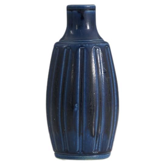 Wilhelm Kge, geriffelte Vase, blau glasiertes Steingut, Gustavsberg, Schweden, 1950er Jahre