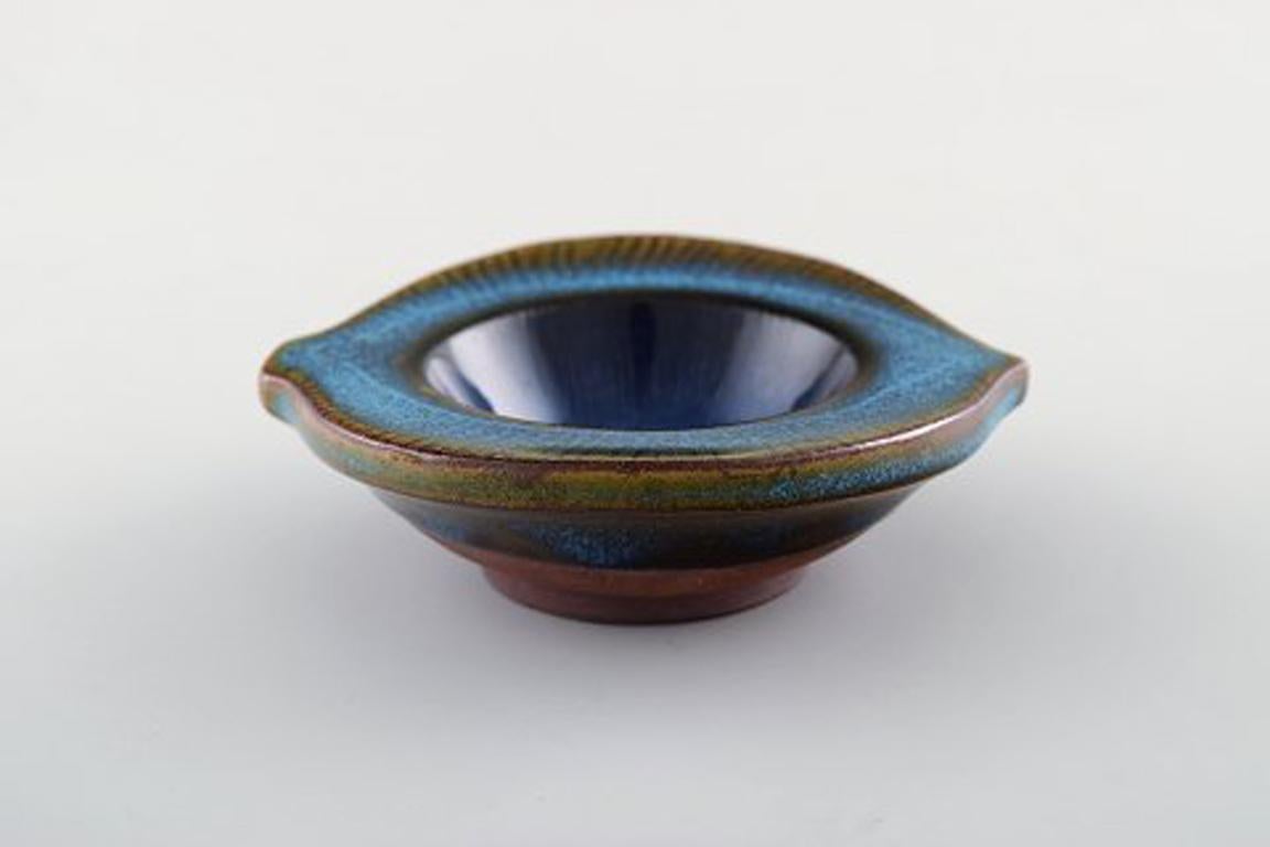 Wilhelm Kåge (1889-1960) for Farsta / Gustavsberg Studiohand, 1930s.
Unique Art Deco bowl of stoneware. Glaze in turquoise shades.
Stamped.
In perfect condition.
Measures: 11 x 3.5 cm.
