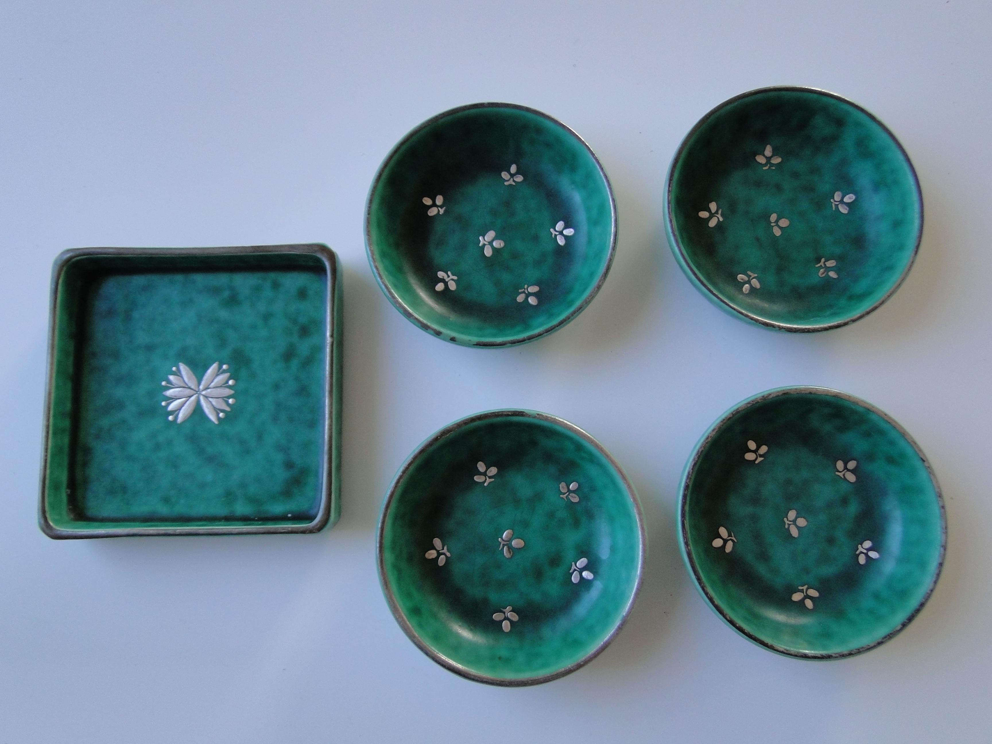 20ième siècle Wilhelm Kage pour Gustavsberg 5 petits bols argentés et un carré en vente