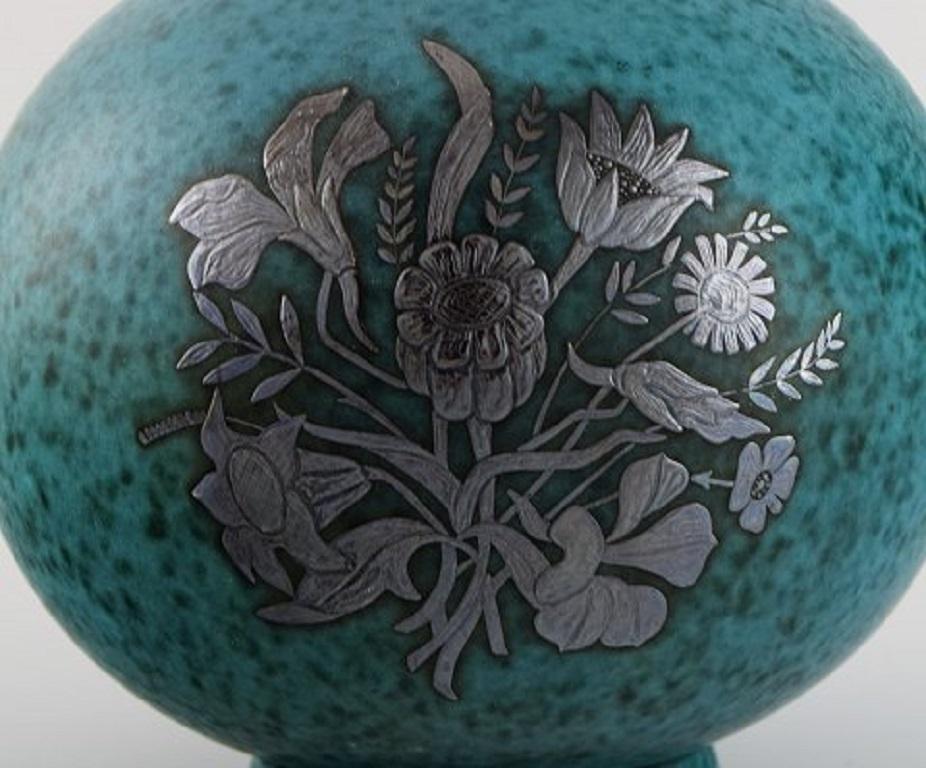 Wilhelm Kåge for Gustavsberg. Argenta Art Deco vase in glazed ceramics decorated with flowers in silver inlay, Sweden, 1940s.
Measures: 21 x 20.5 cm.
Signed.
In excellent condition.