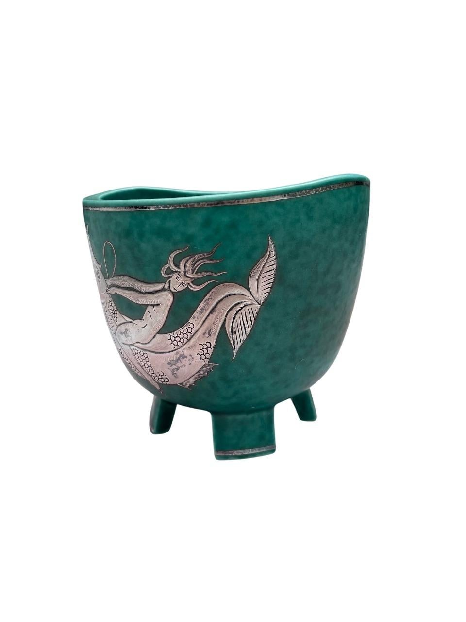 Eine außergewöhnliche und seltene Argenta-Vase, entworfen von Wilhelm Kåge für Gustavsberg, Schweden, um 1935. Dieses Modell zeigt ein atemberaubendes Motiv aus Sterlingsilber mit Intarsien, das eine Meerjungfrau auf einem stilisierten Fisch reitet