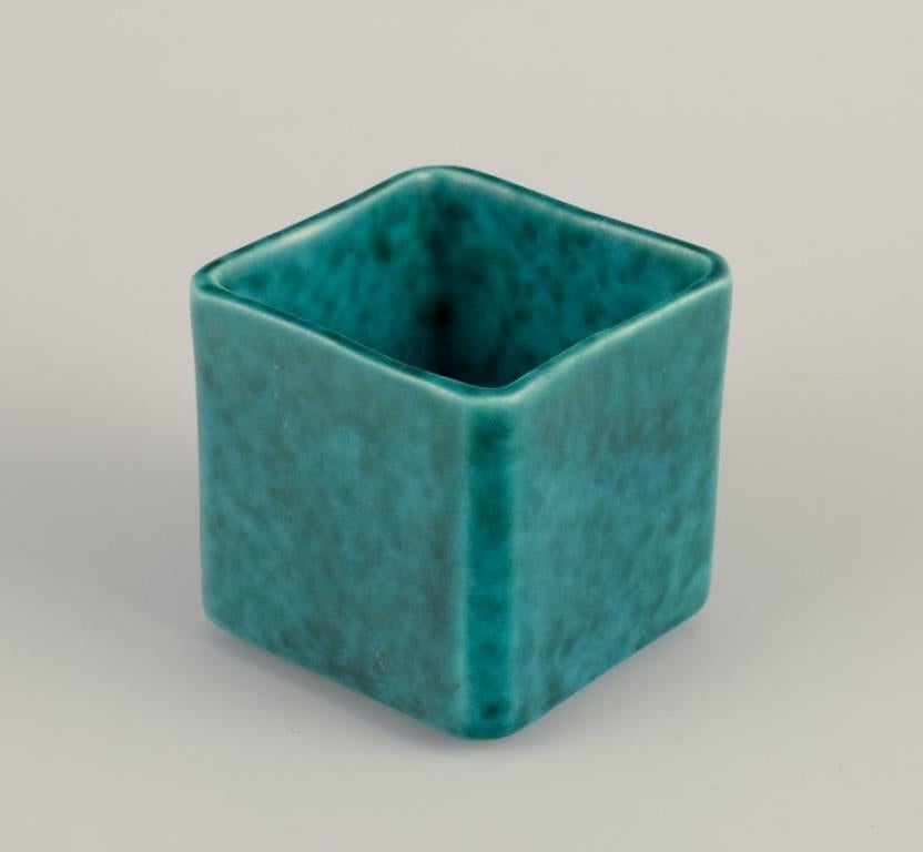Wilhelm Kåge para Gustavsberg, Suecia
Cuenco de cerámica y un pequeño jarrón cuadrado de cerámica.
Mediados del siglo XX.
Sin marcar.
En buen estado, con señales de uso y agrietamiento.
Cuenco: P 15,0 cm x A 5,0 cm.
Jarrón: 5,0 cm x 5,0 cm.