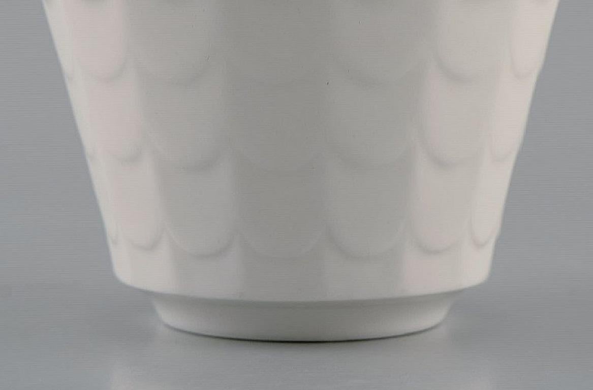 Suédois Wilhelm Kåge pour Gustavsberg, huit tasses en porcelaine émaillée blanche en vente