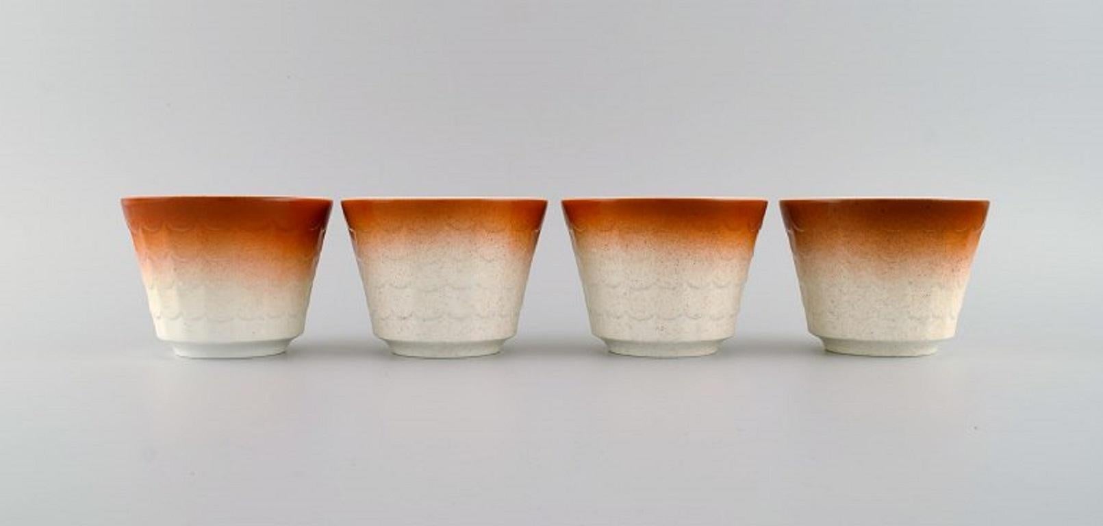 Wilhelm Kåge pour Gustavsberg. 
Quatre pots à herbes Art Déco en porcelaine émaillée. Design suédois, années 1960.
Mesures : 10,5 x 8 cm.
En parfait état.
Estampillé.
