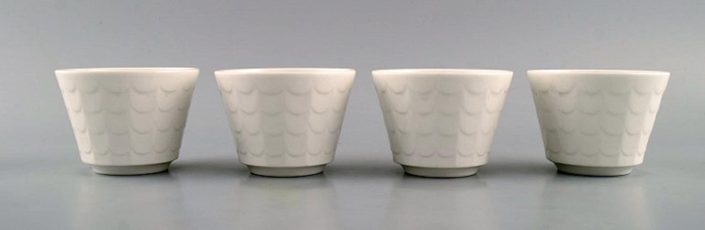 Wilhelm Kåge pour Gustavsberg. Quatre cache-pots en porcelaine. Design suédois, années 1960.
Mesures : 8.3 x 6,3 cm.
En parfait état.
Estampillé.