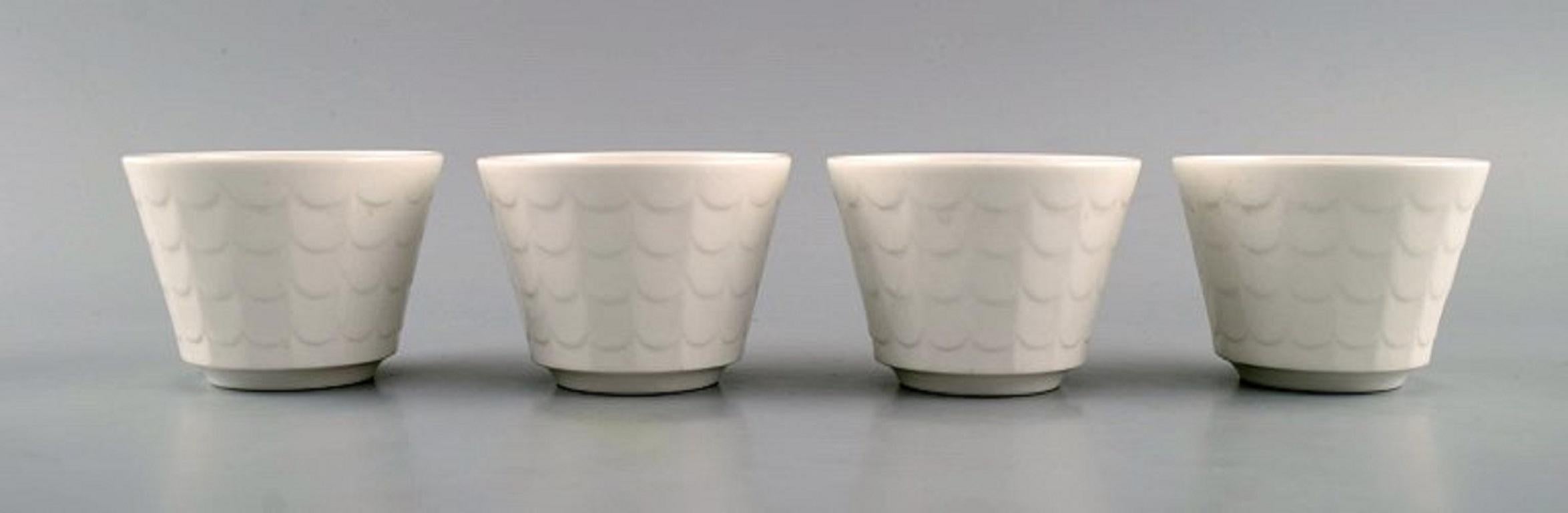 Wilhelm Kåge per Gustavsberg. Quattro coprivaso in porcellana. Design svedese, anni '1960.
Misure: 8,3 x 6,3 cm.
In ottime condizioni.
Timbrato.