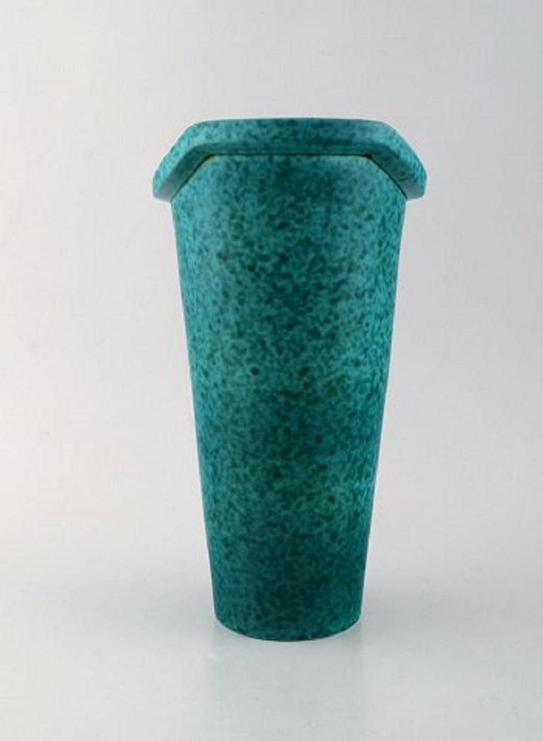 Wilhelm Kåge for Gustavsberg. Large Art Deco vase in glazed ceramics. Beautiful glaze in blue green shades, 1940s.
Measures: 26 x 15 cm.
In very good condition.