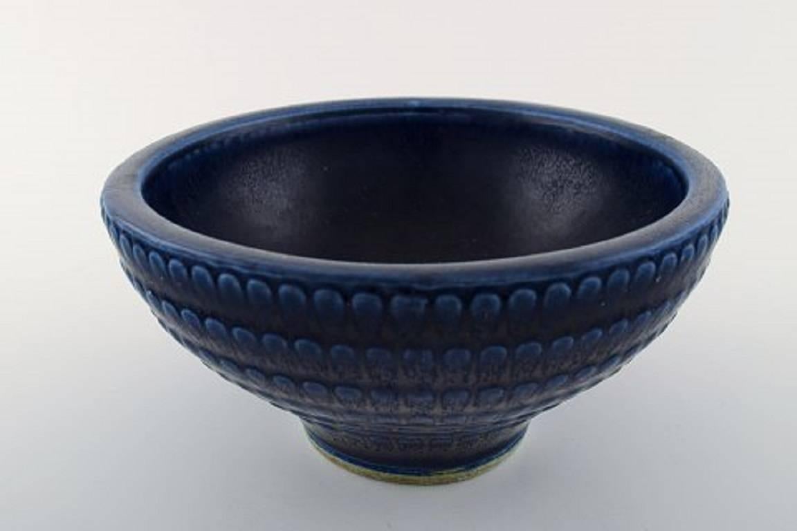 Wilhelm Kåge for Gustavsberg, large ceramic bowl in beautiful dark blue glaze.
Modern stylish design.
In perfect condition.
Measures: 21 cm in diameter, 10.5 cm high.
Stamped: Kåge verkstad.

     