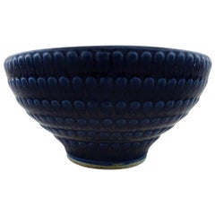 Wilhelm Kåge pour Gustavsberg:: grand bol en céramique avec une belle glaçure bleu foncé