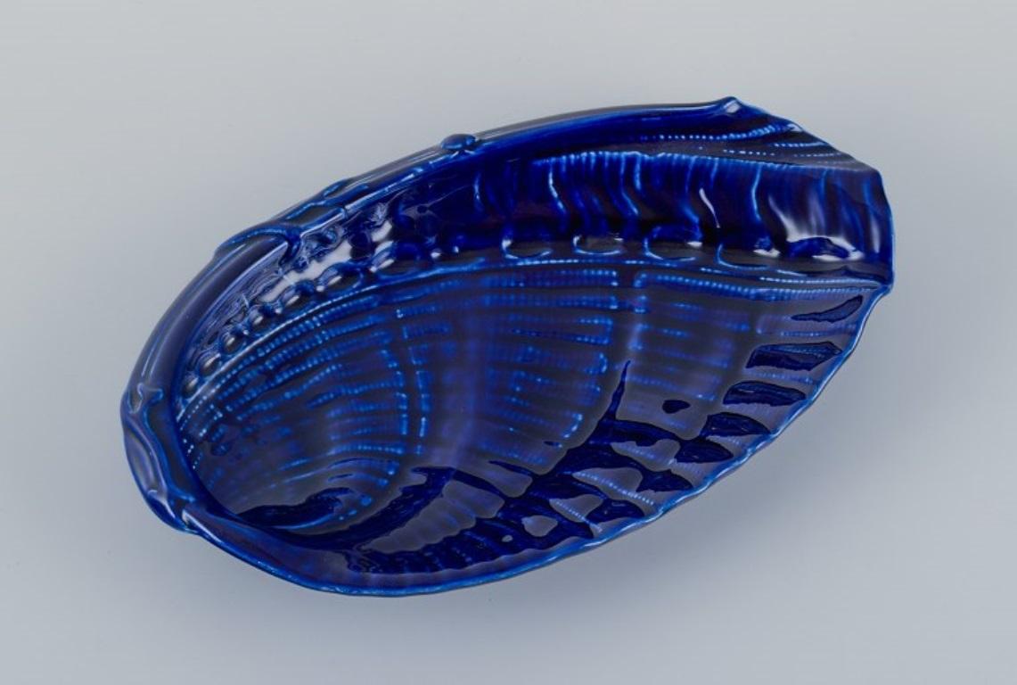 Wilhelm Kåge for Gustavsberg, Sweden.
Large snail-shaped ceramic bowl in dark blue.
Mid-20th century.
Marked.
In excellent condition.
Dimensions: L 31.5 cm x D 19.0 cm x H 5.0 cm.