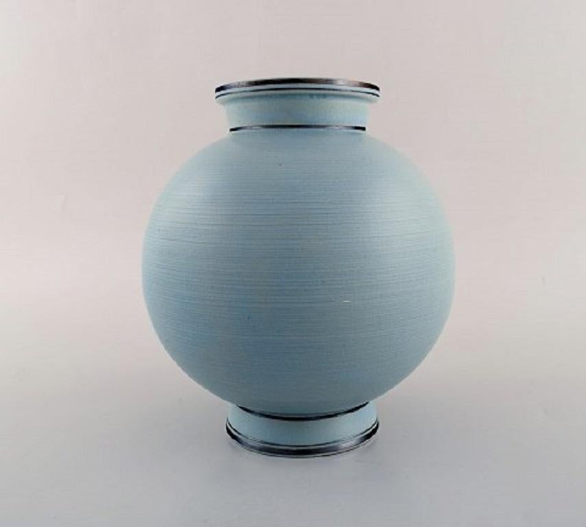 Wilhelm Kåge for Gustavsberg. Rare art deco ceramic vase decorated with silver inlay. Beautiful turquoise glaze. Sweden, mid-20th century.
Measures: 21 x 19.5 cm.
Stamp: Gustavsberg, Kåge.
In perfect condition.
