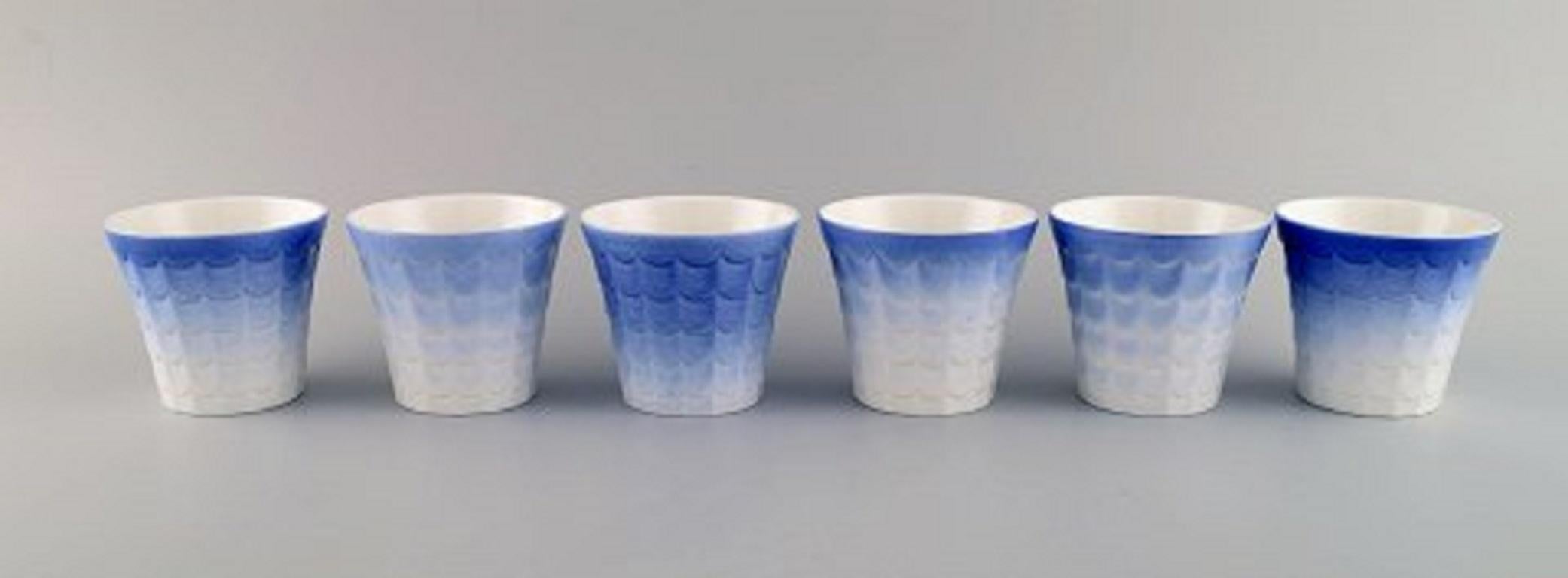 Wilhelm Kåge pour Gustavsberg. Six cache-pots en porcelaine. Design suédois, années 1960.
Mesures : 8.5 x 7,5 cm.
En parfait état.
Estampillé.
