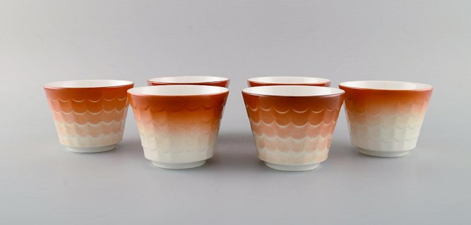 Wilhelm Kåge pour Gustavsberg. Six cache-pots en porcelaine. Design suédois, années 1960.
Mesures : 10.5 x 8 cm.
En parfait état.
Estampillé.