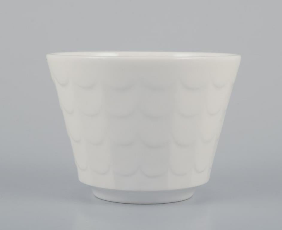 Wilhelm Kåge per Gustavsberg. Sei vasi per piante in porcellana bianca. 
Design svedese.
1960s.
In perfette condizioni.
Contrassegnato.
Dimensioni: 8,0 cm x 6,0 cm.