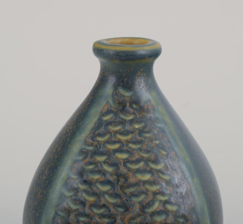 Svedese Wilhelm Kåge per Gustavsberg, Svezia. Piccolo vaso in ceramica con smalto blu-verde in vendita