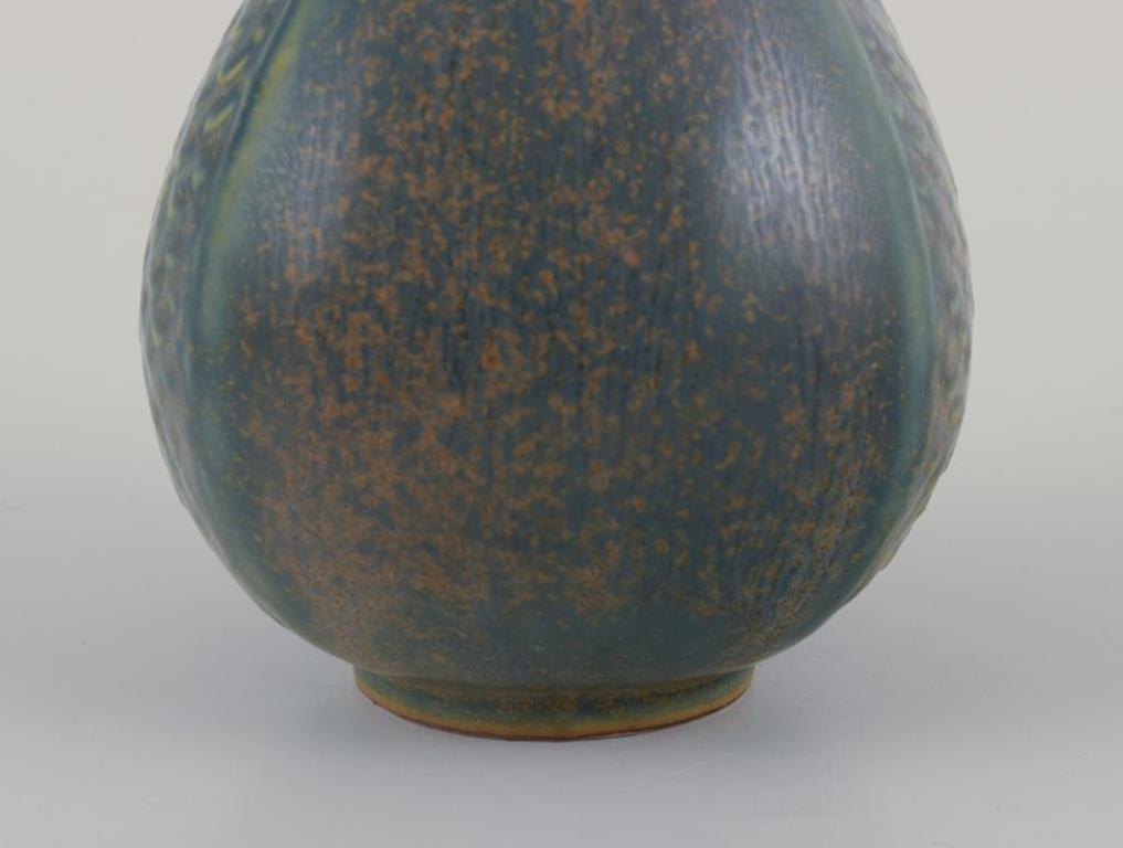 Smaltato Wilhelm Kåge per Gustavsberg, Svezia. Piccolo vaso in ceramica con smalto blu-verde in vendita