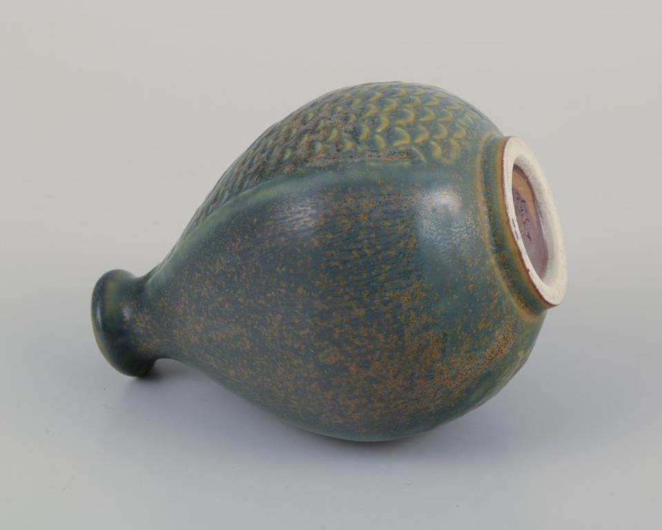 Wilhelm Kåge per Gustavsberg, Svezia. Piccolo vaso in ceramica con smalto blu-verde In condizioni ottime in vendita a Copenhagen, DK