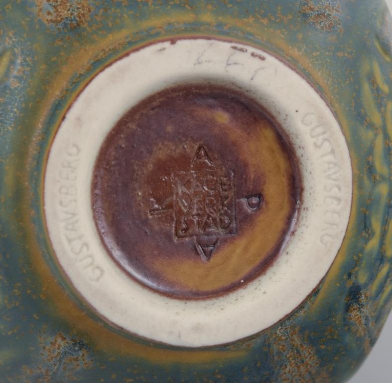 XX secolo Wilhelm Kåge per Gustavsberg, Svezia. Piccolo vaso in ceramica con smalto blu-verde in vendita