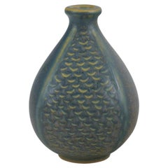 Wilhelm Kåge per Gustavsberg, Svezia. Piccolo vaso in ceramica con smalto blu-verde