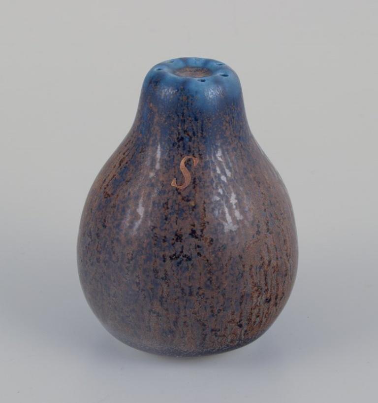 Wilhelm Kåge for Gustavsberg, Sweden. Small pitcher and salt shaker in ceramic.  In Excellent Condition For Sale In Copenhagen, DK