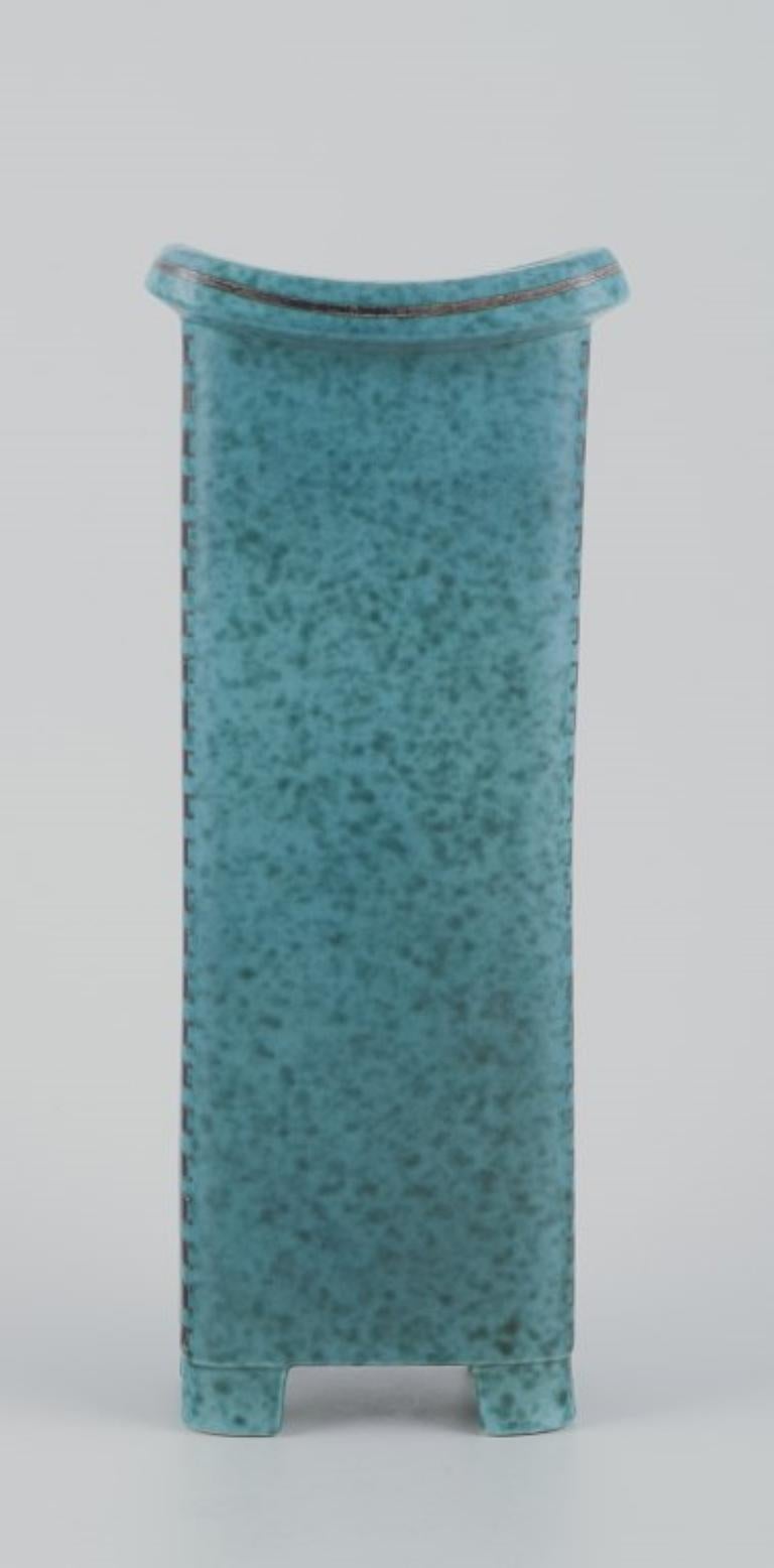 I prodotti usati sono esenti da dazi all'importazione per i clienti statunitensi. 
Pertanto, al tuo acquisto non saranno applicate tariffe di importazione.

Wilhelm Kåge per Gustavsberg, Svezia.
Vaso quadrato alto in ceramica Art Deco su