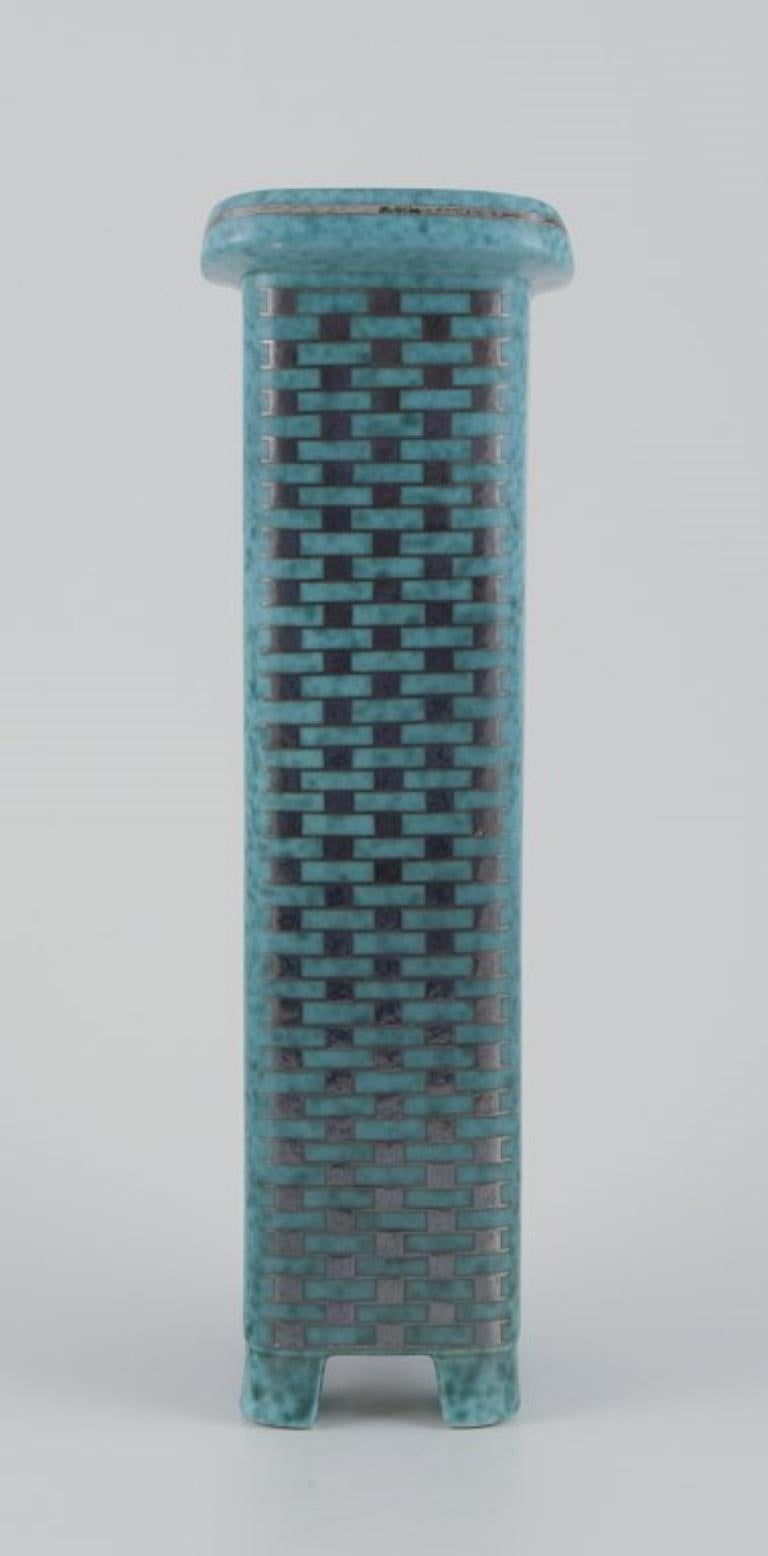 Art Déco Wilhelm Kåge per Gustavsberg. Vaso quadrato alto in ceramica Art Deco su piedini. in vendita