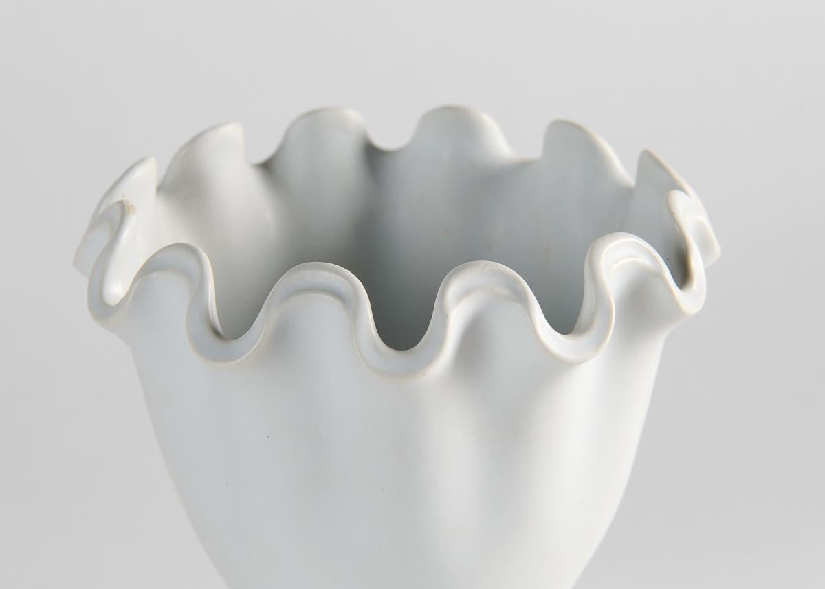 Wilhelm Kåge para Gustavsberg, Serie Våga, Jarrón blanco mediano, Suecia c. 1940 Art Decó en venta